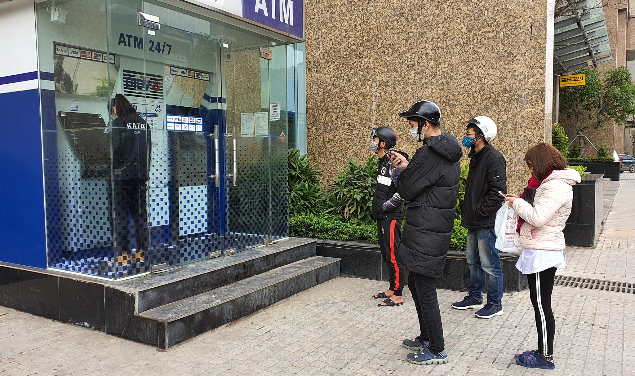 cong nhan xep hang rut tien anh 12