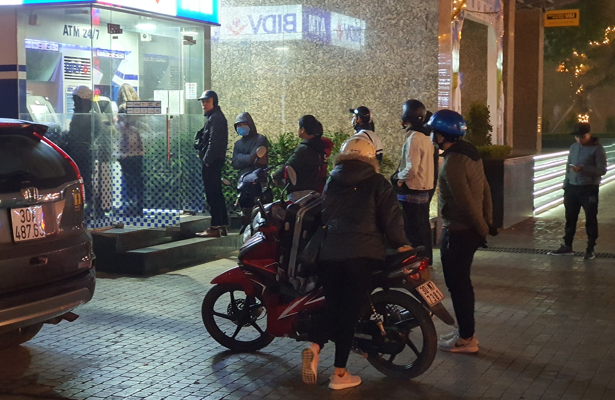 cong nhan xep hang rut tien anh 13