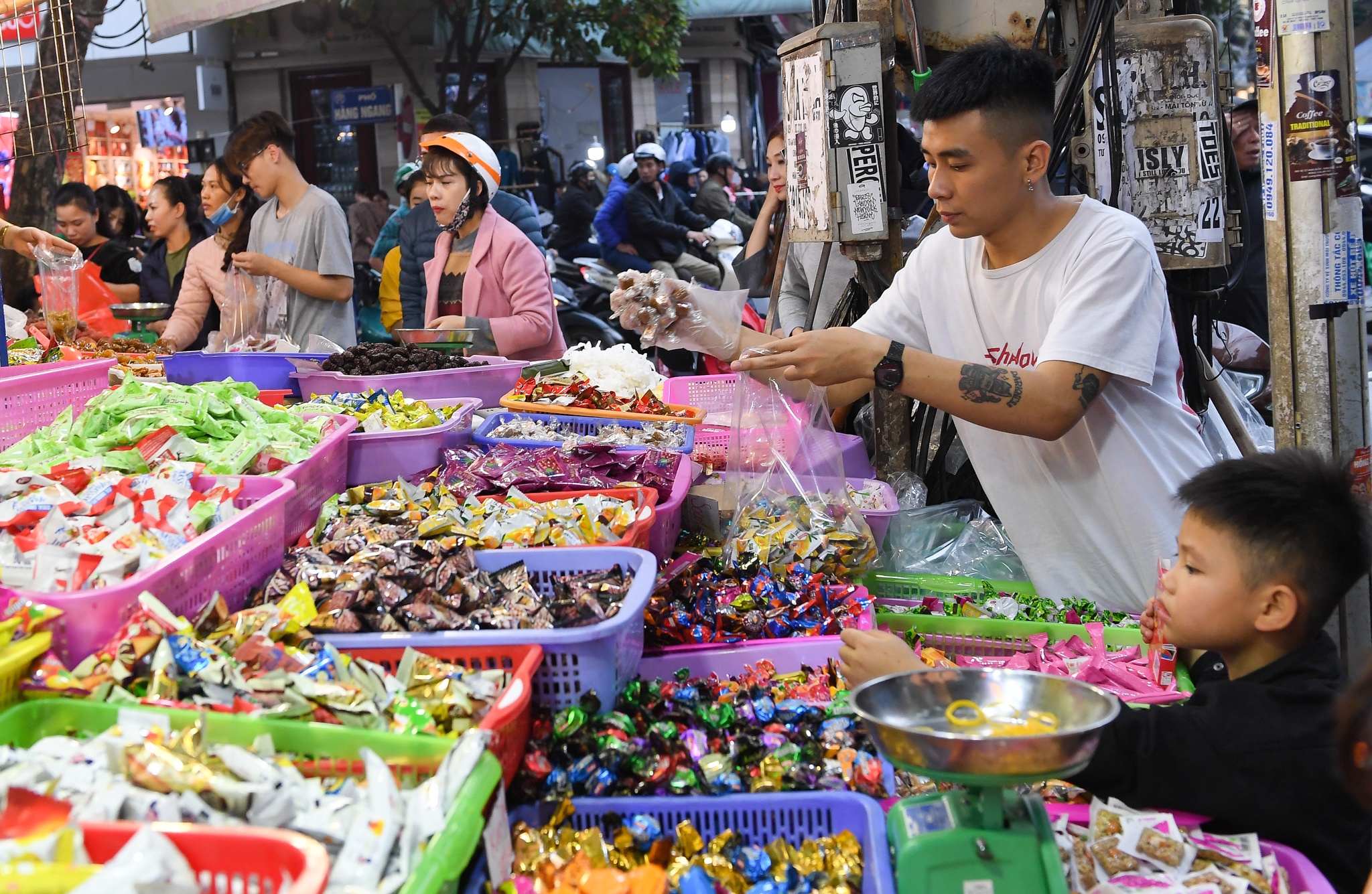 Pho co Ha Noi dong duc va tac duong vi dong nguoi sam Tet hinh anh