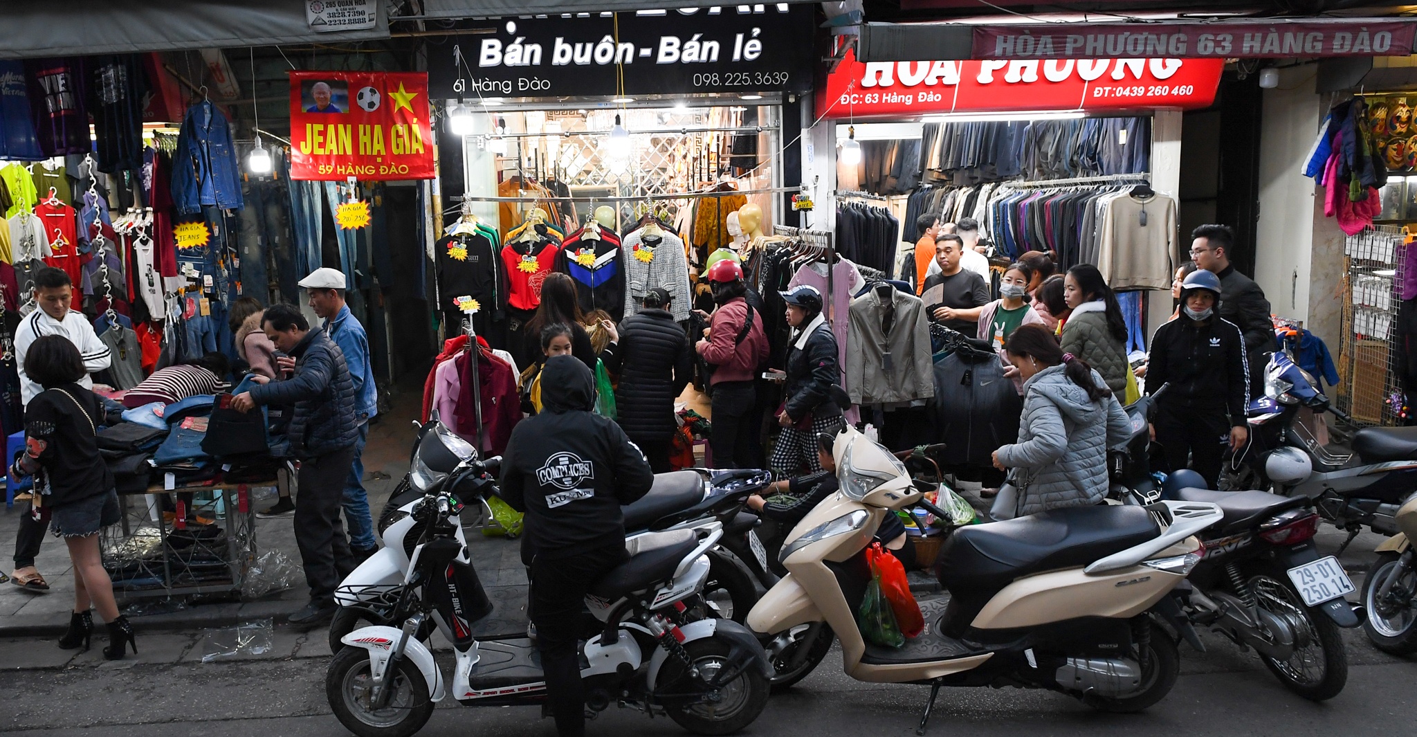 mua hang giam gia cuoi nam anh 2