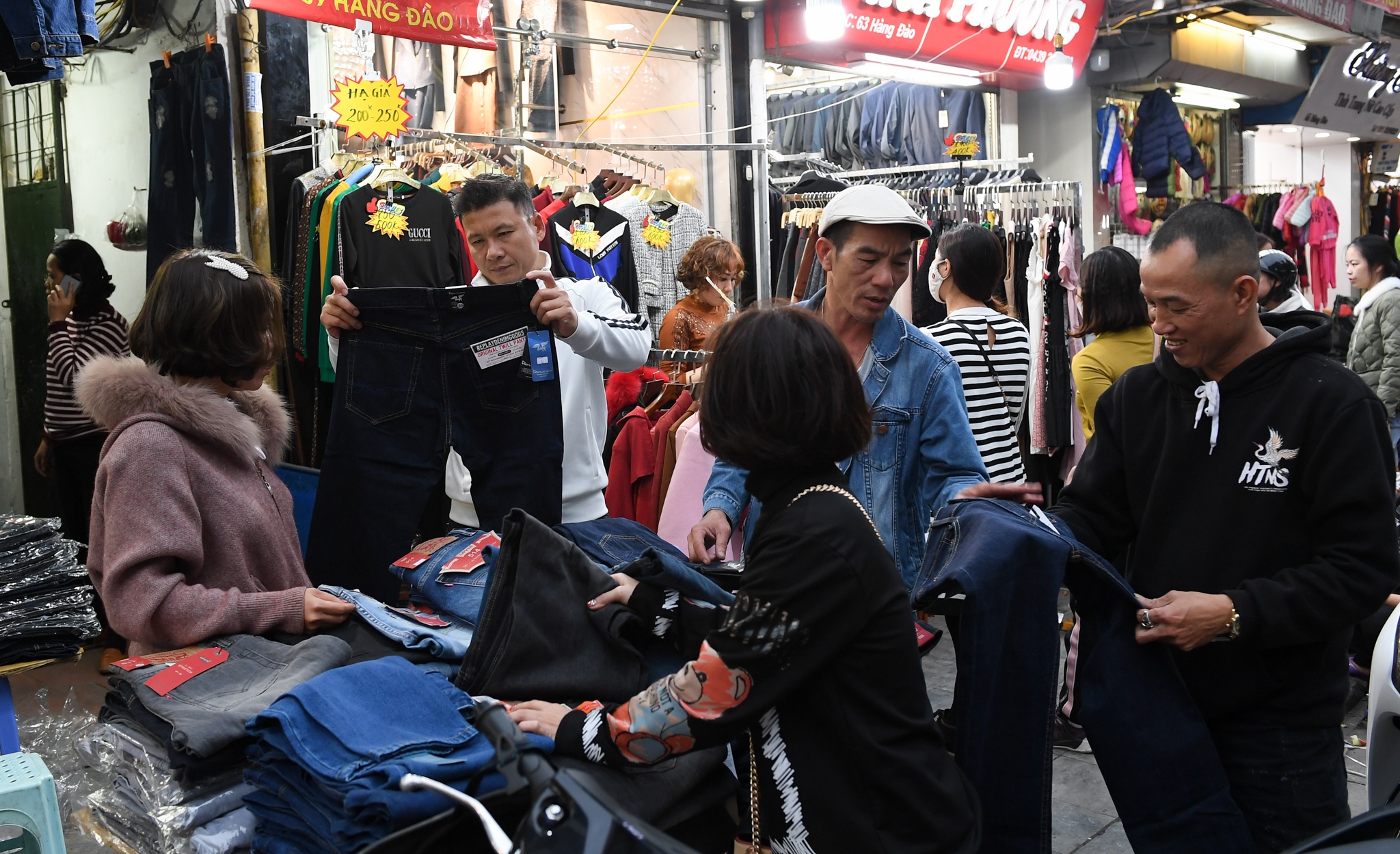 mua hang giam gia cuoi nam anh 3