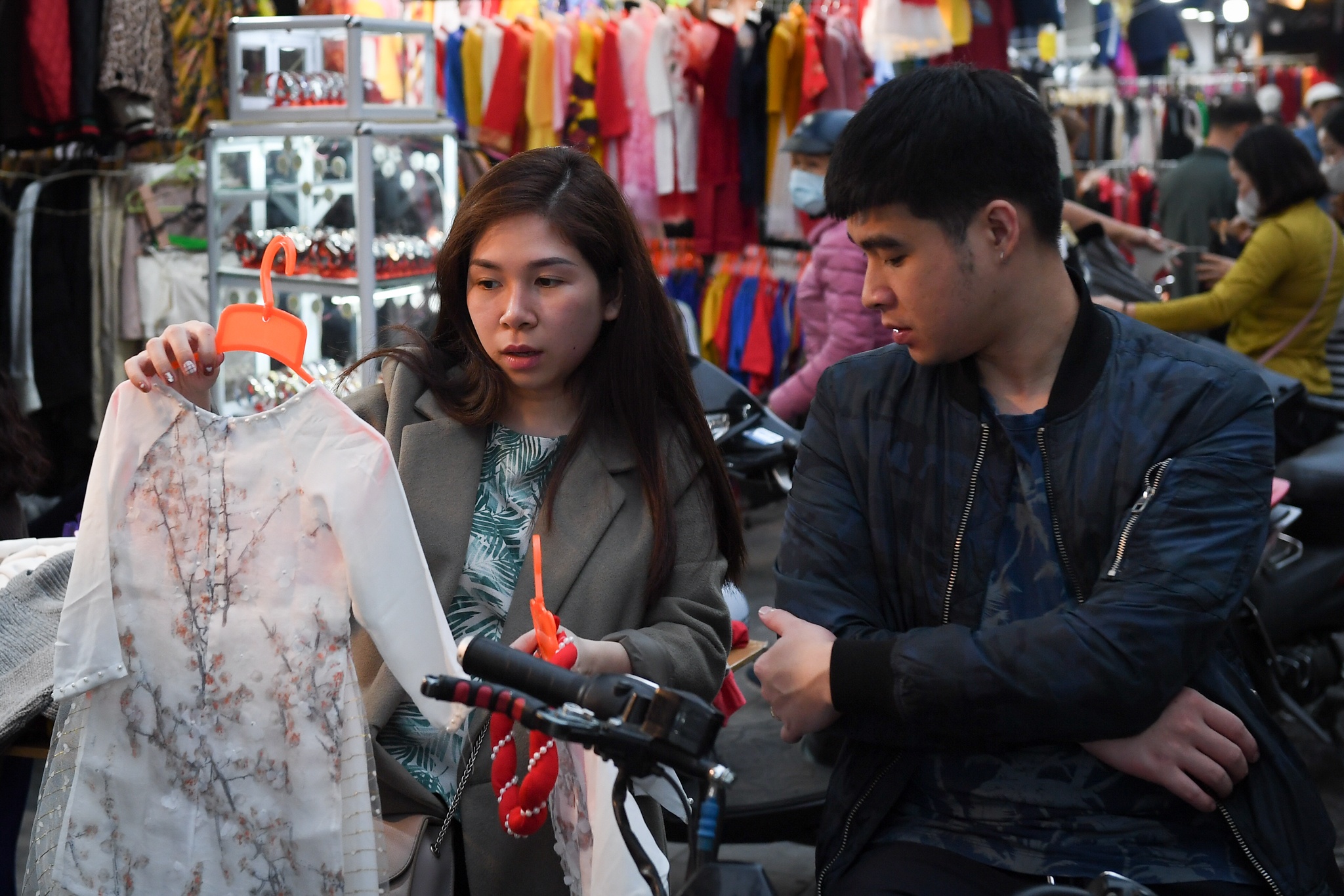 mua hang giam gia cuoi nam anh 5