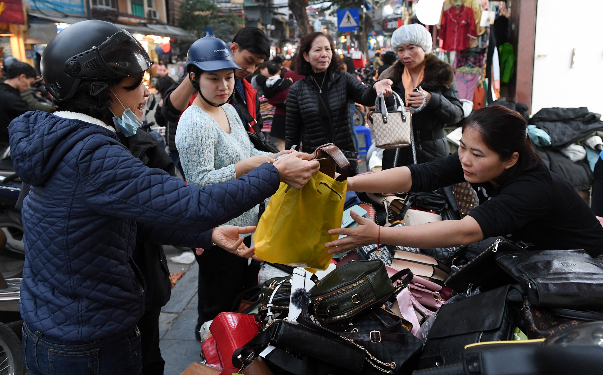 mua hang giam gia cuoi nam anh 6