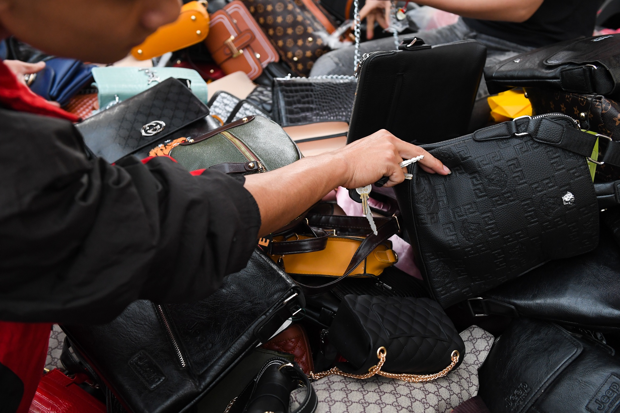 mua hang giam gia cuoi nam anh 7