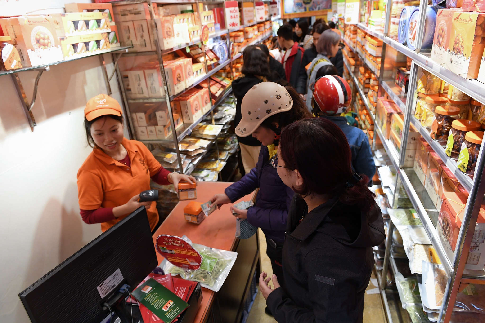 mua hang giam gia cuoi nam anh 8