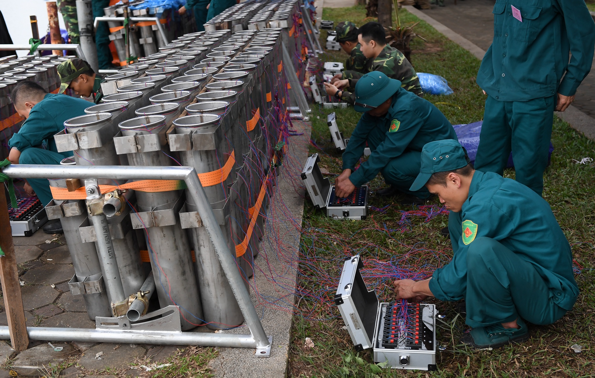 Tran dia phao hoa truoc gio khai hoa o Ha Noi hinh anh