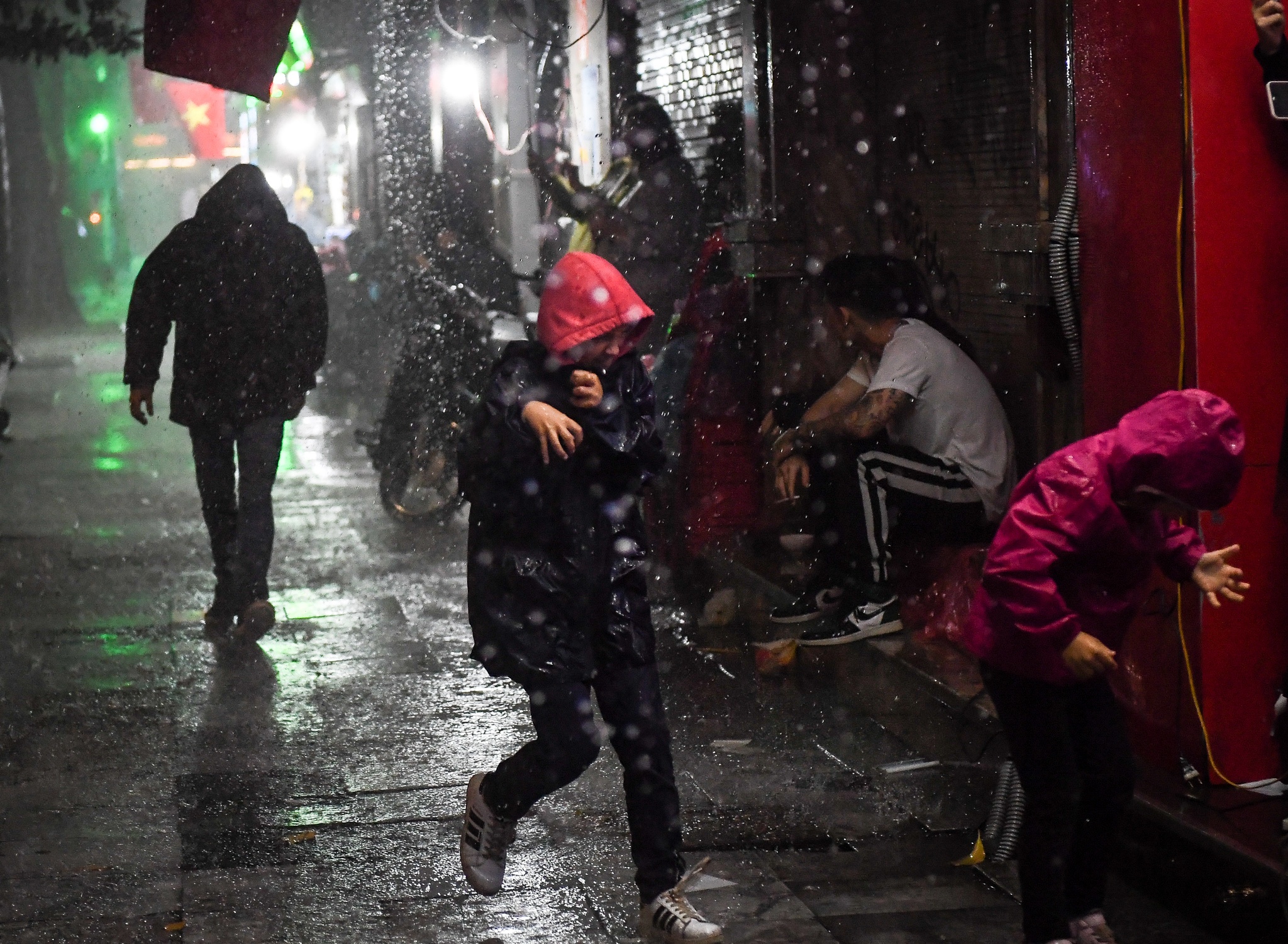 mua lon dem giao thua anh 3