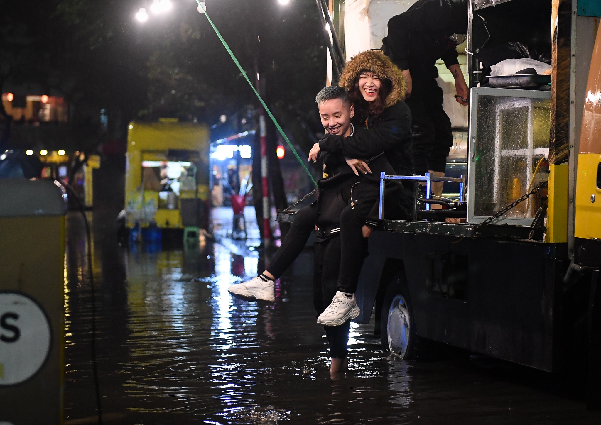 mua lon dem giao thua anh 6