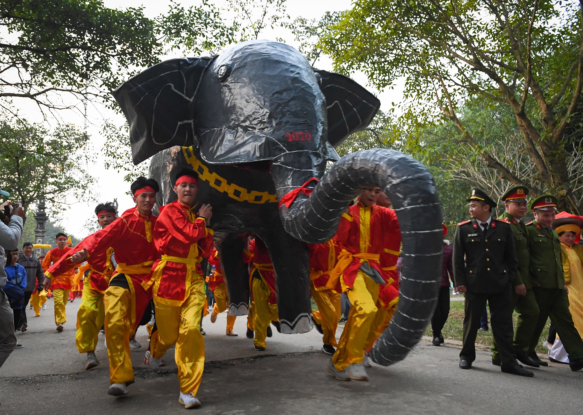 loc hoa tre o le hoi den Giong anh 10