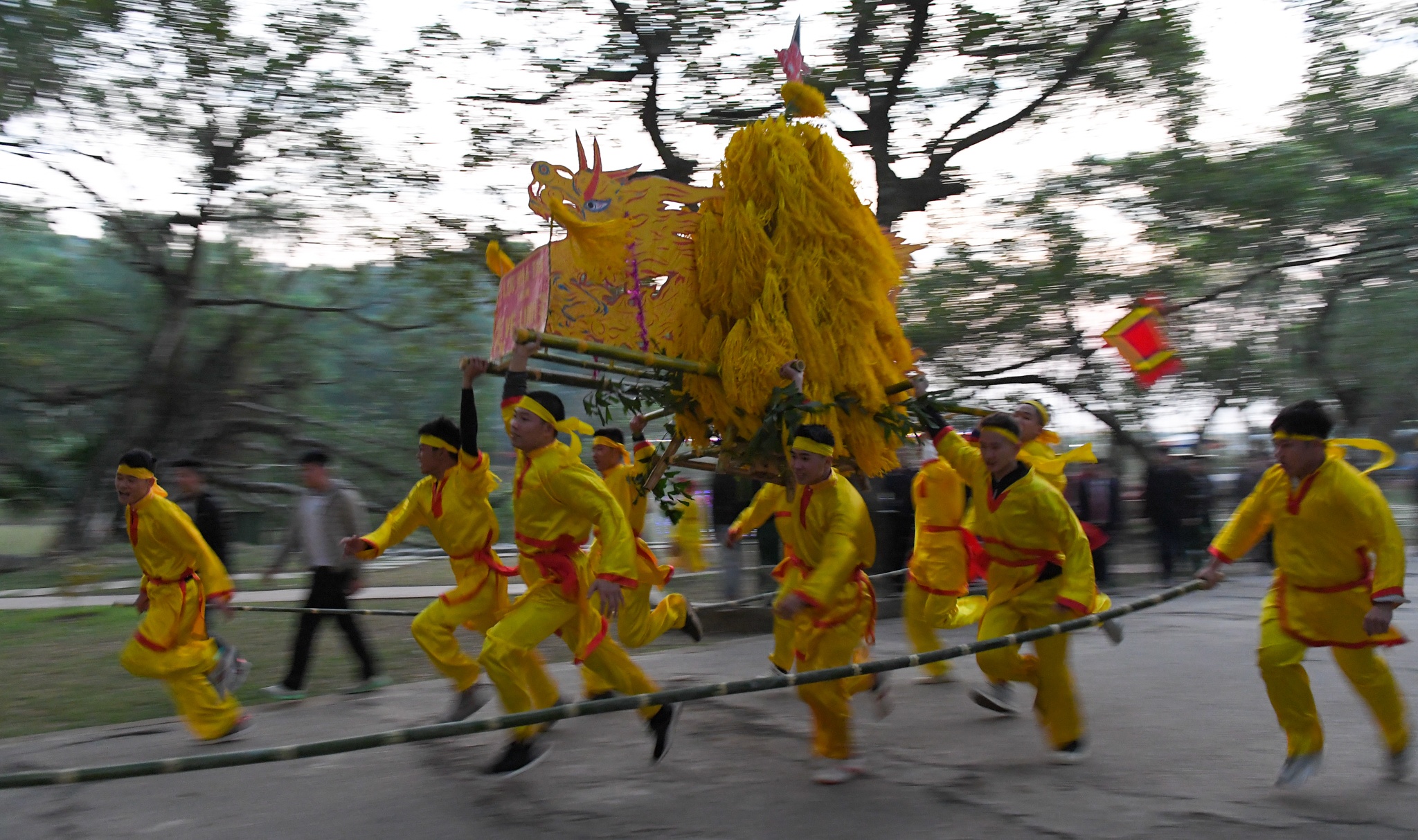 loc hoa tre o le hoi den Giong anh 6