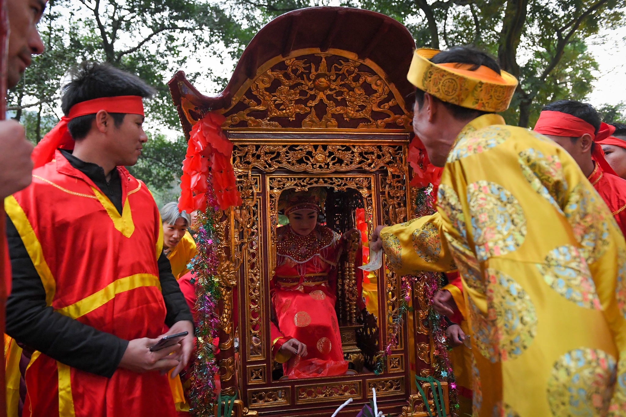 loc hoa tre o le hoi den Giong anh 3