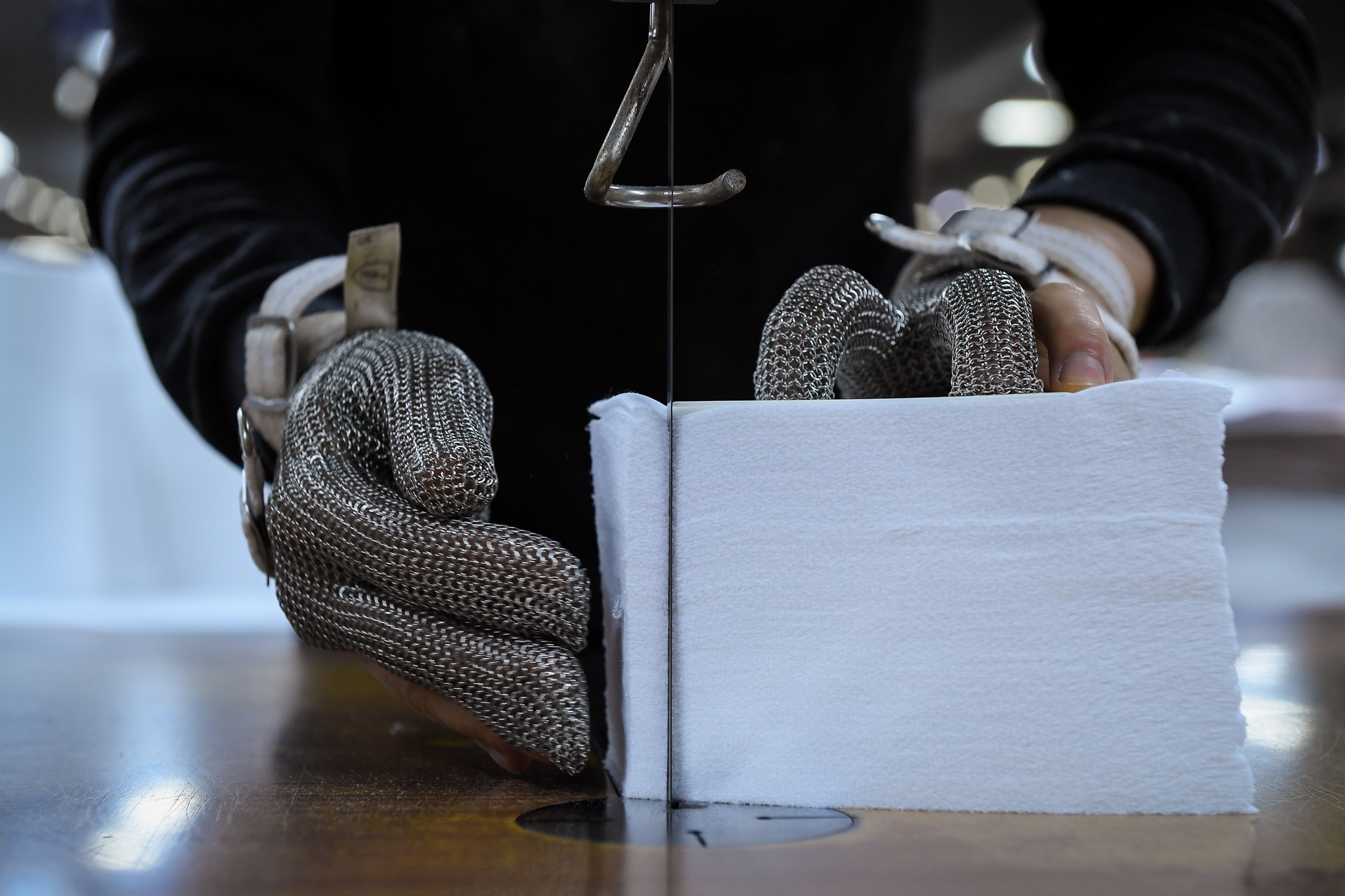 san xuat khau trang phong virus corona anh 5