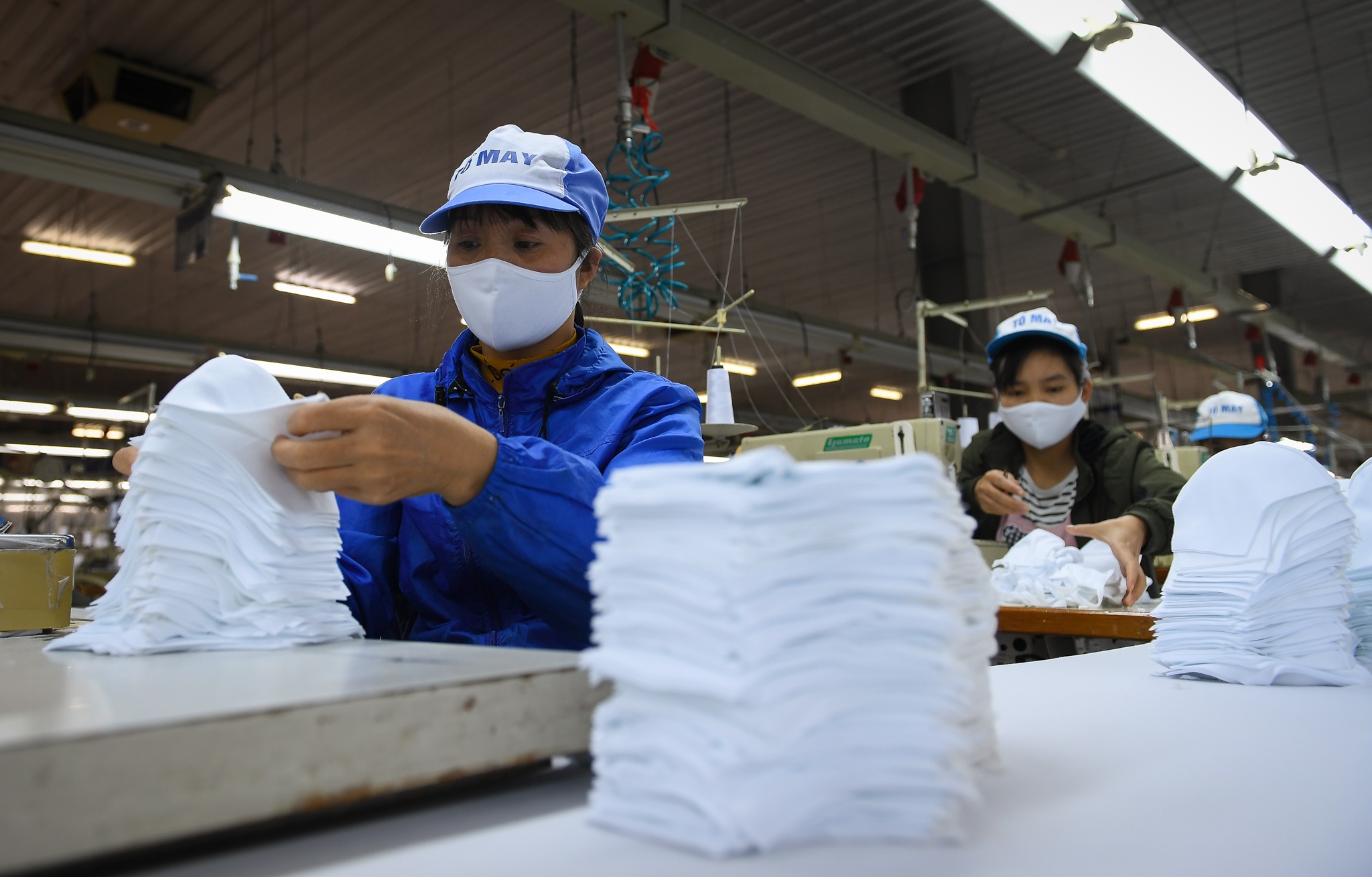 san xuat khau trang phong virus corona anh 8