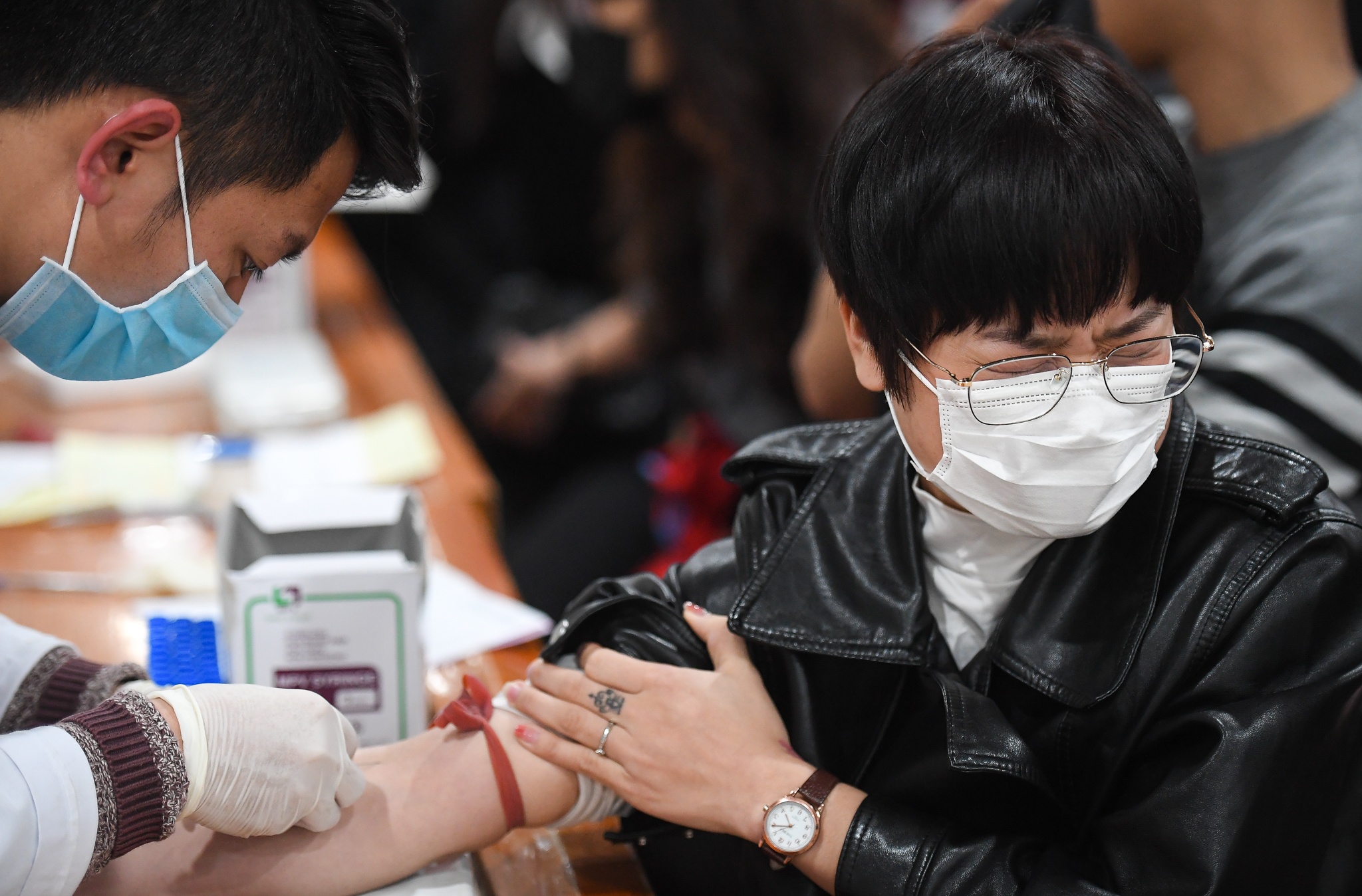 Hang nghin nguoi giai cuu con khung hoang mau o Vien Huyet hoc hinh anh