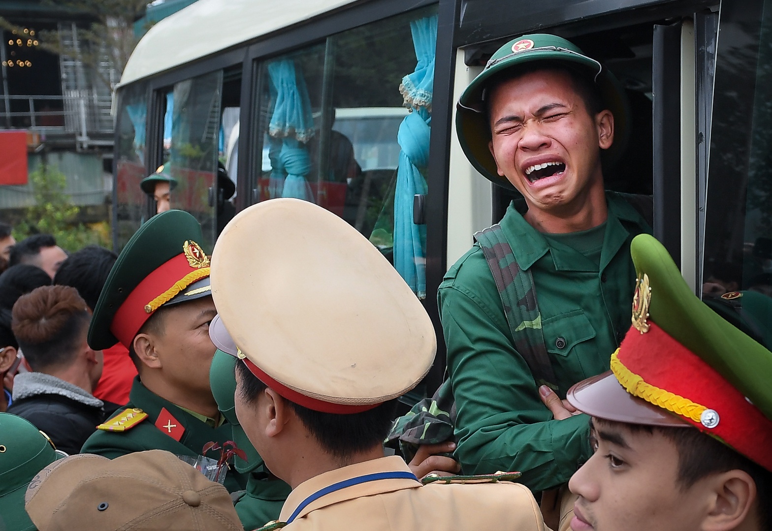 Trai tre quyen luyen nguoi yeu, roi nuoc mat khi len duong nhap ngu hinh anh