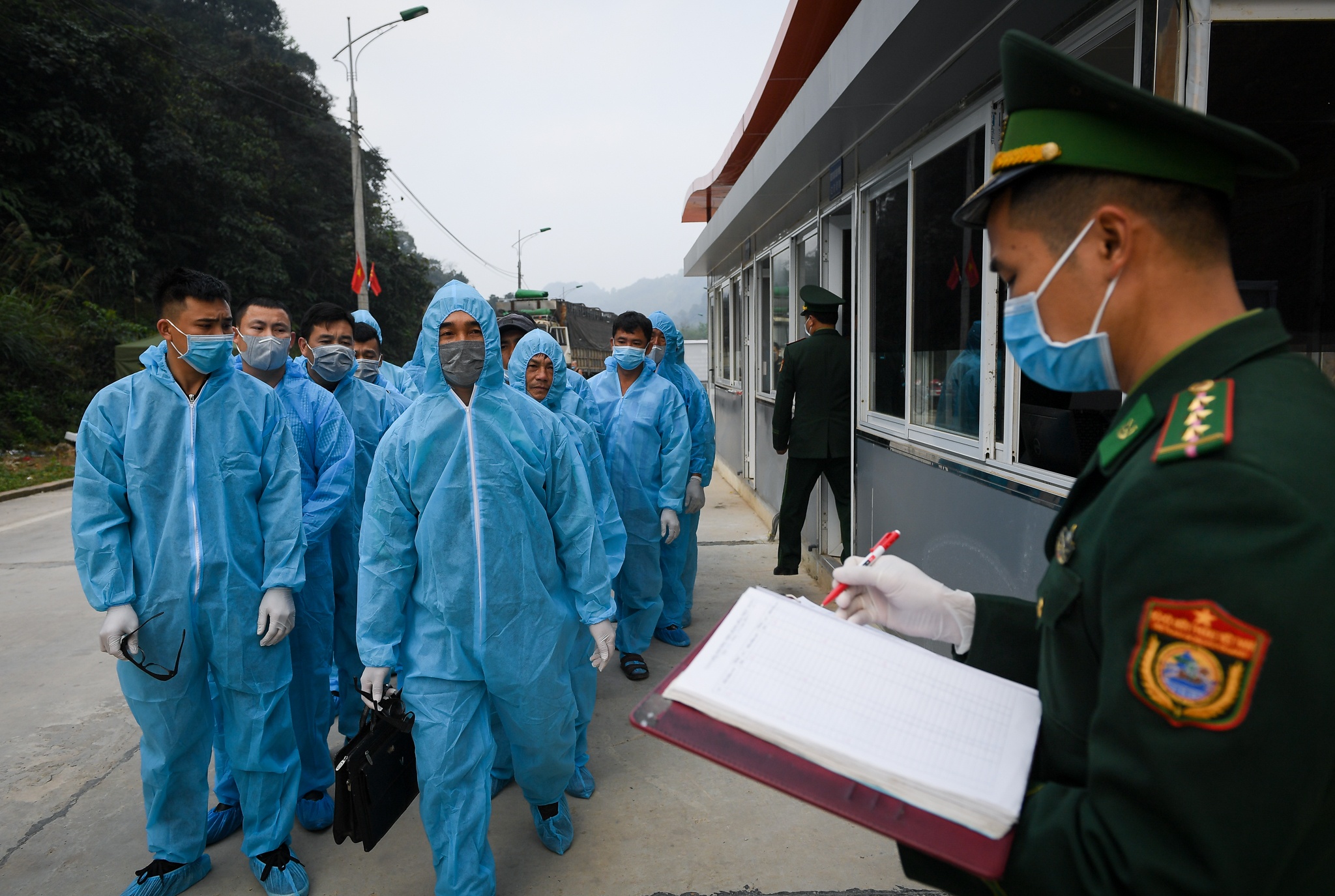 thong quan cua khau Tan Thanh anh 6