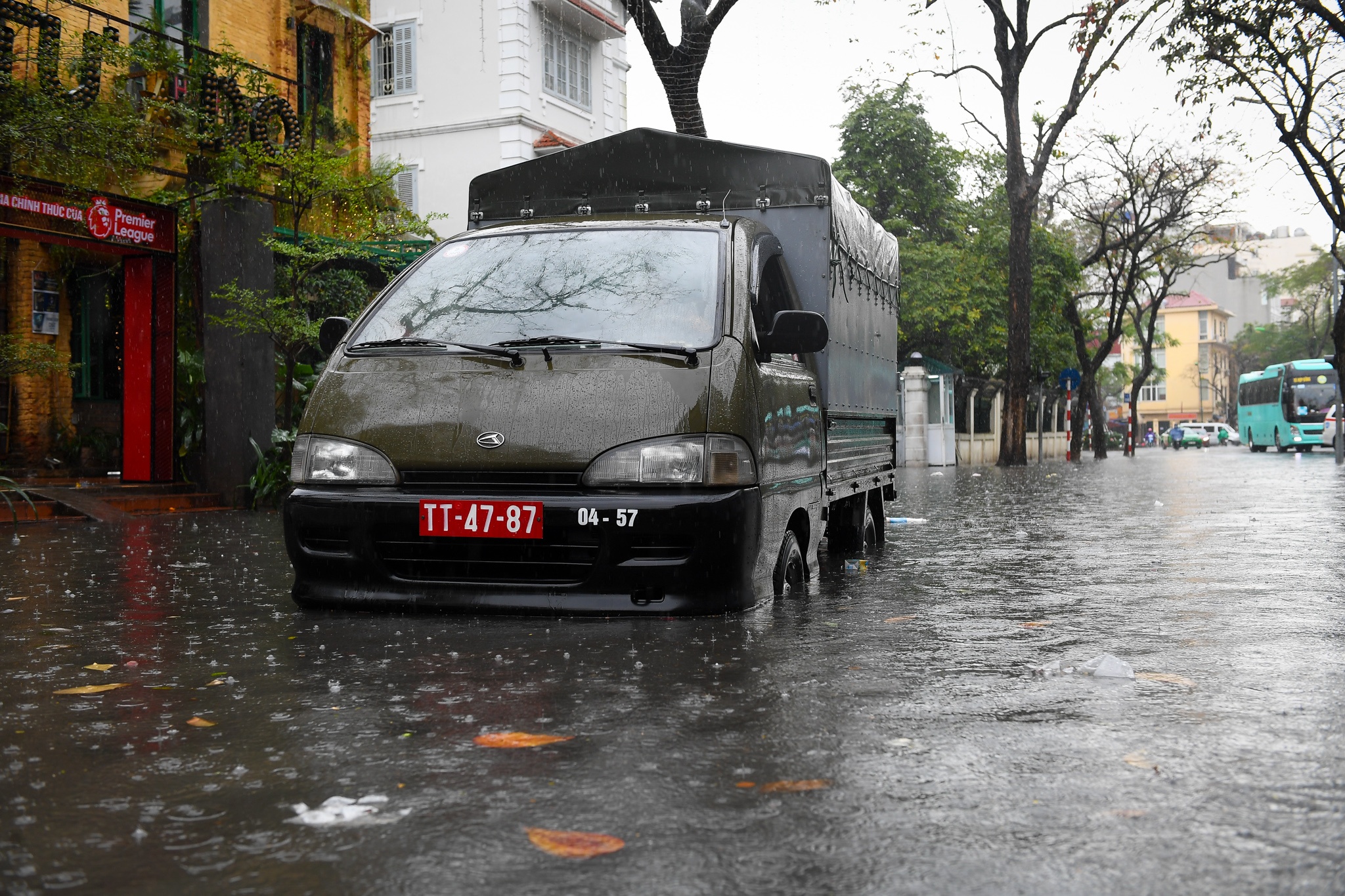 nu sinh nhay tranh nuoc ban anh 1