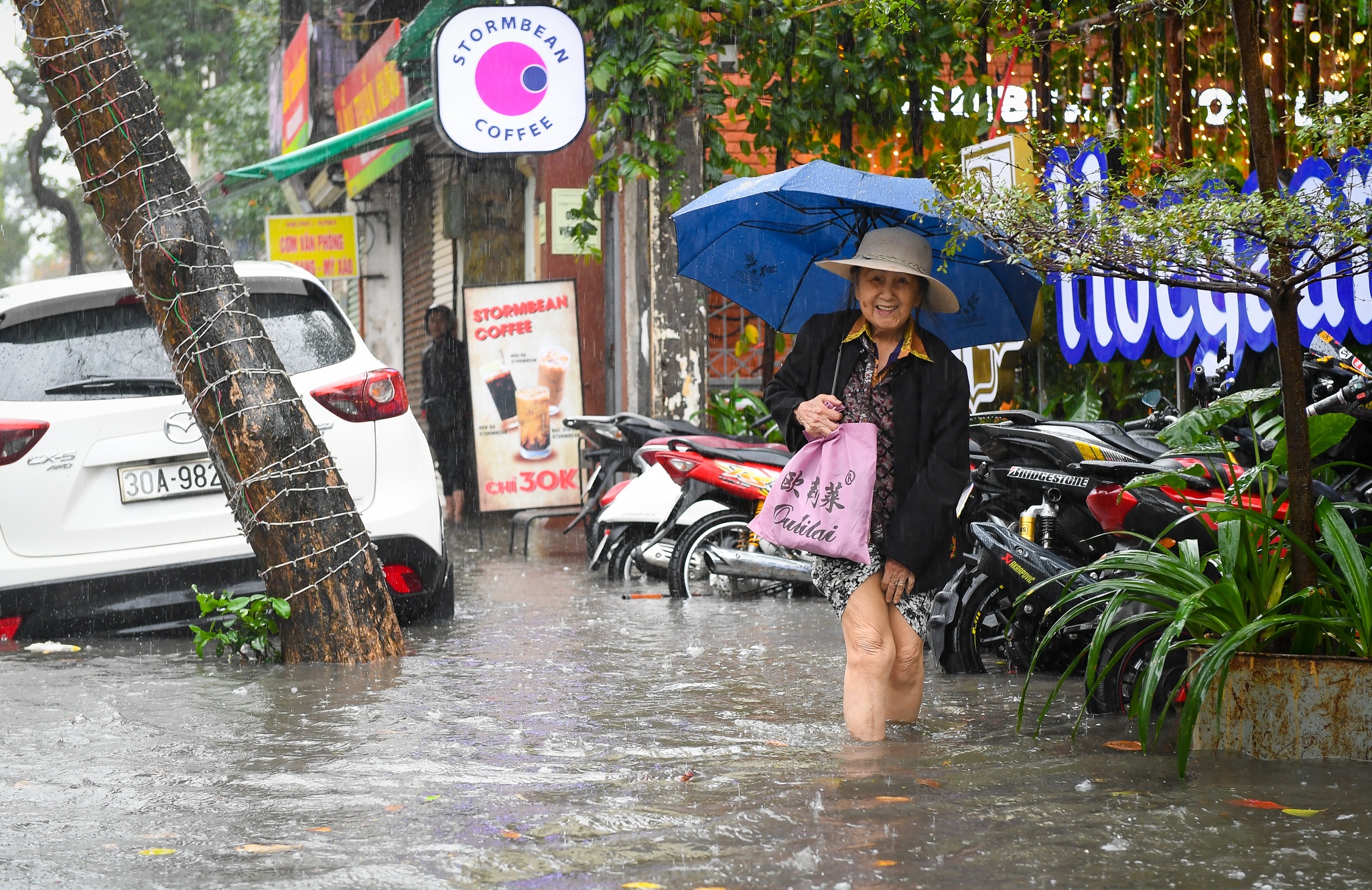 nu sinh nhay tranh nuoc ban anh 4