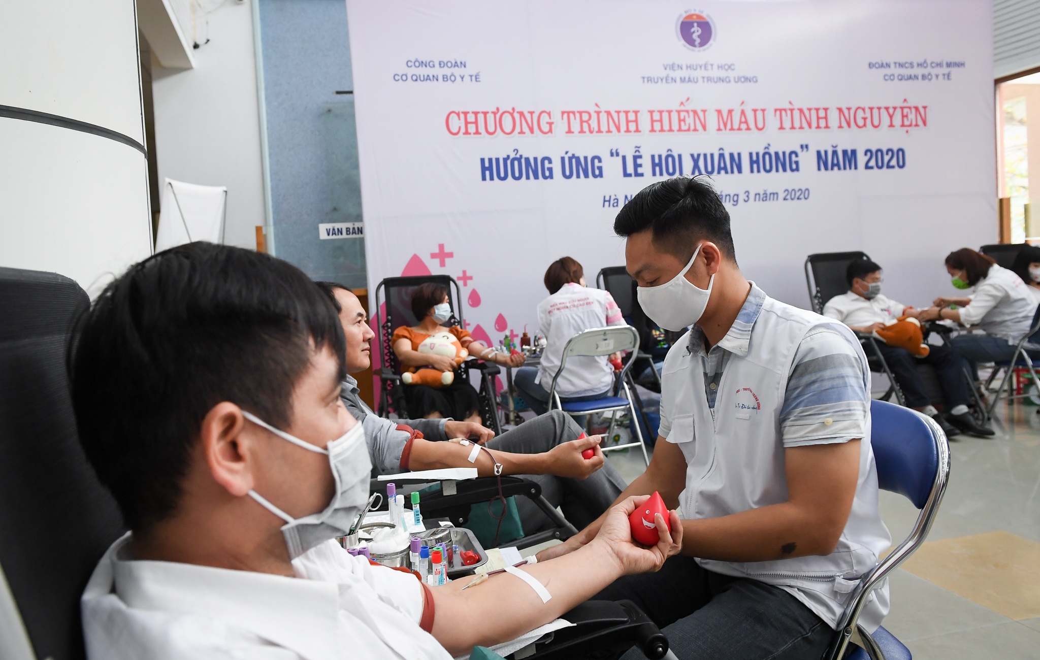 thu truong bo y te hien mau anh 1