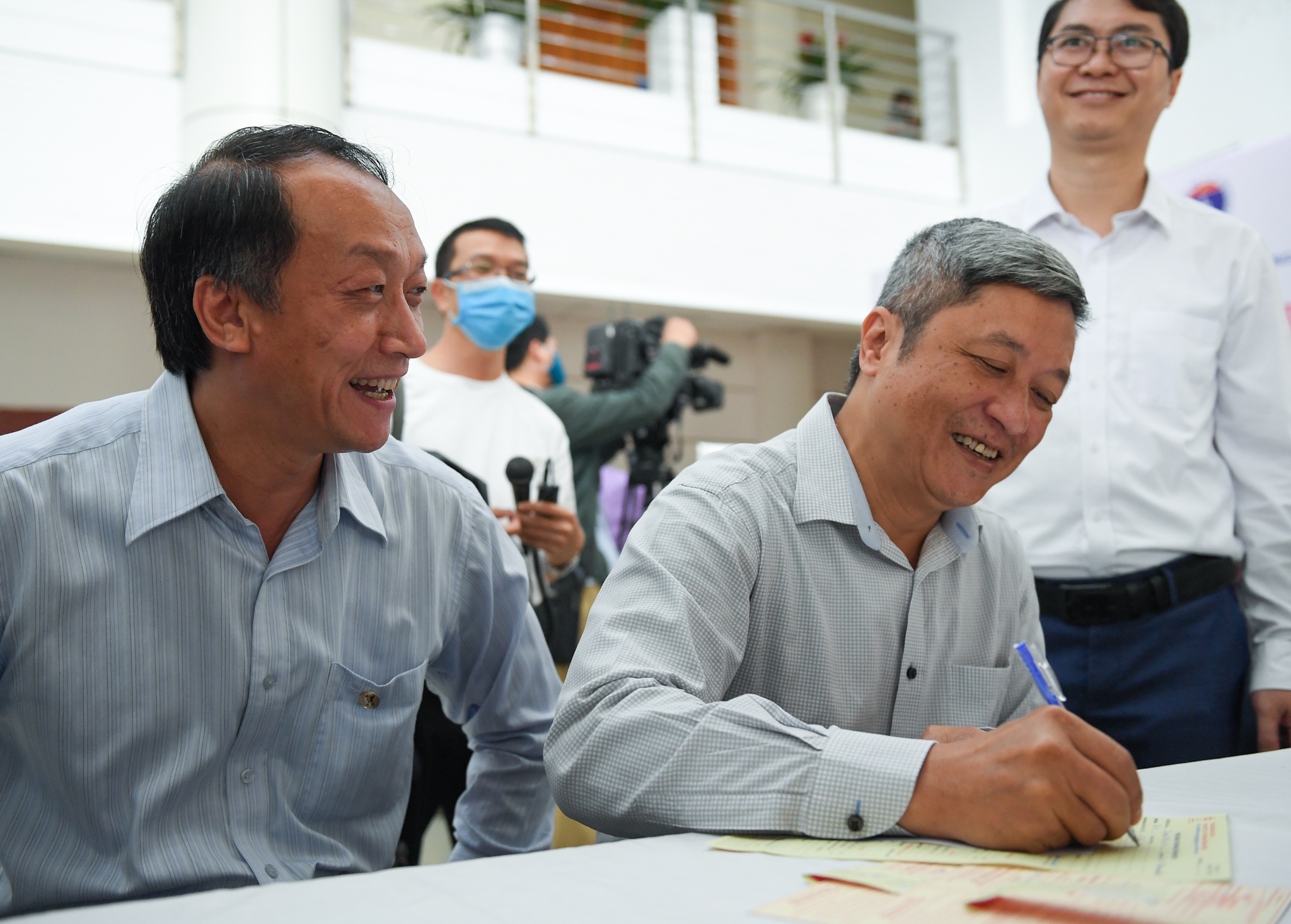 thu truong bo y te hien mau anh 2