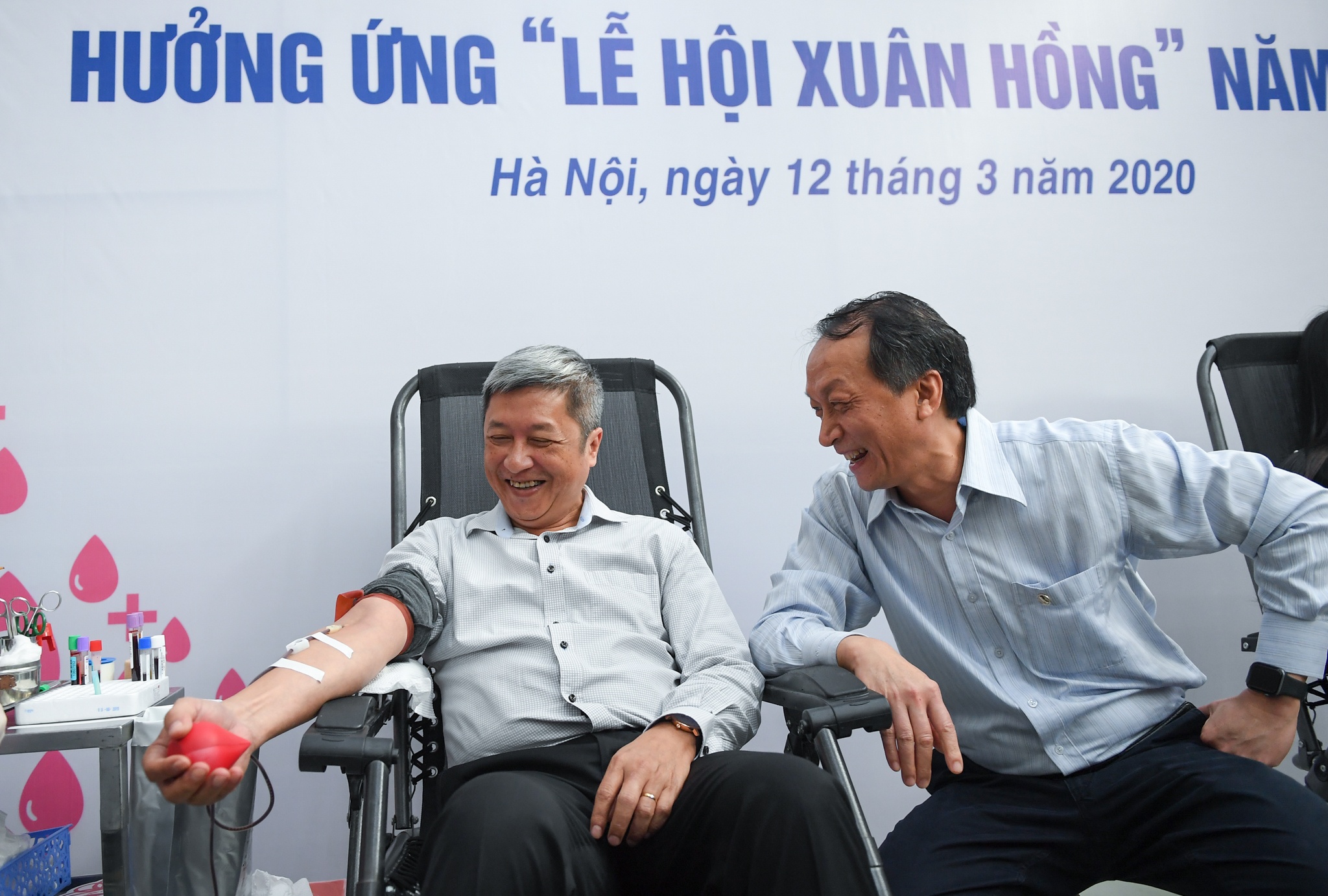 thu truong bo y te hien mau anh 3