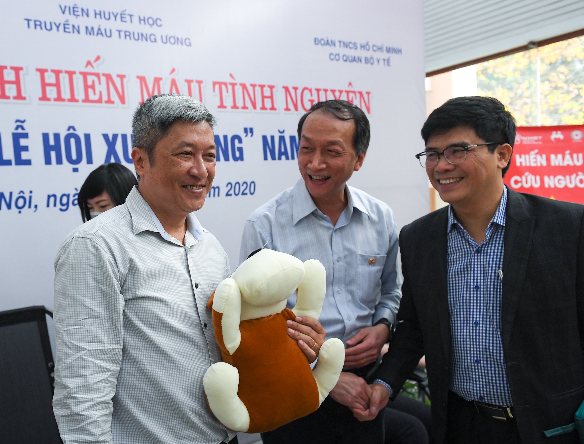 thu truong bo y te hien mau anh 4