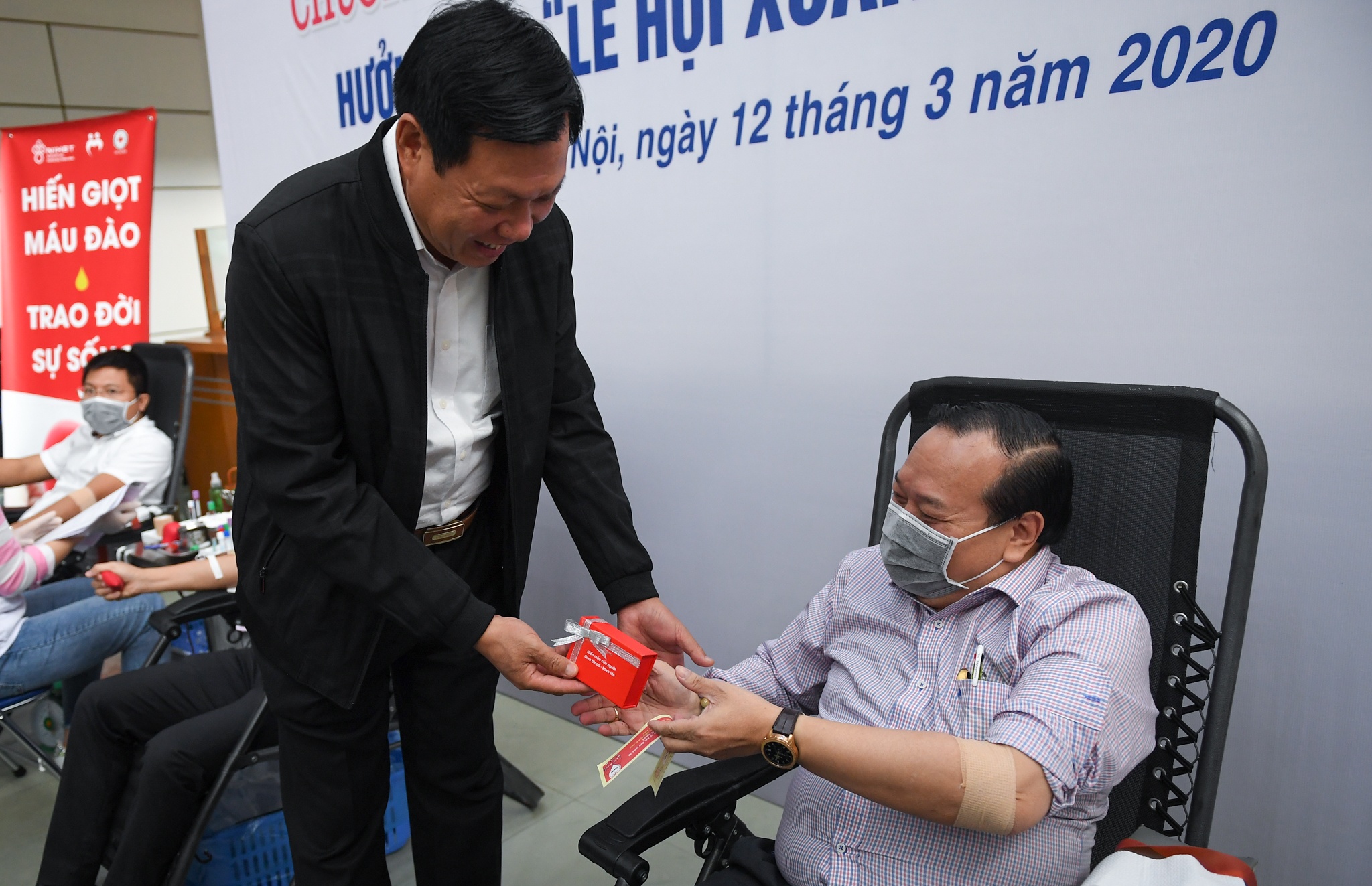 thu truong bo y te hien mau anh 5