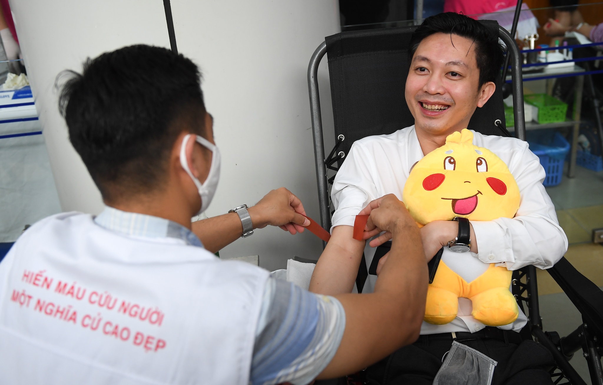 thu truong bo y te hien mau anh 8