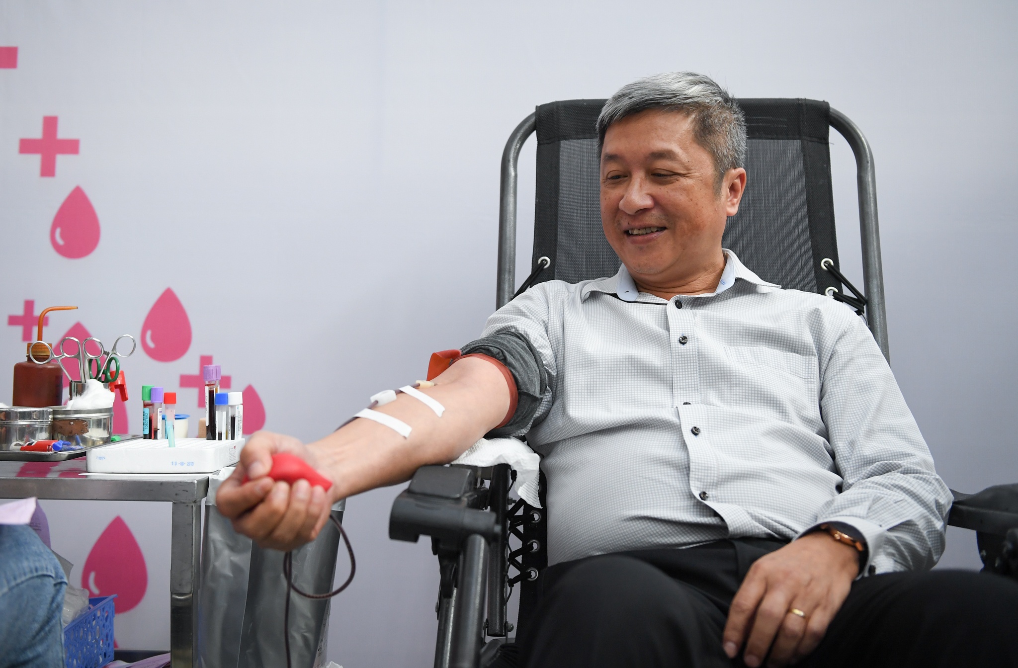 Thu truong Bo Y te hien mau giua dai dich Covid-19 hinh anh