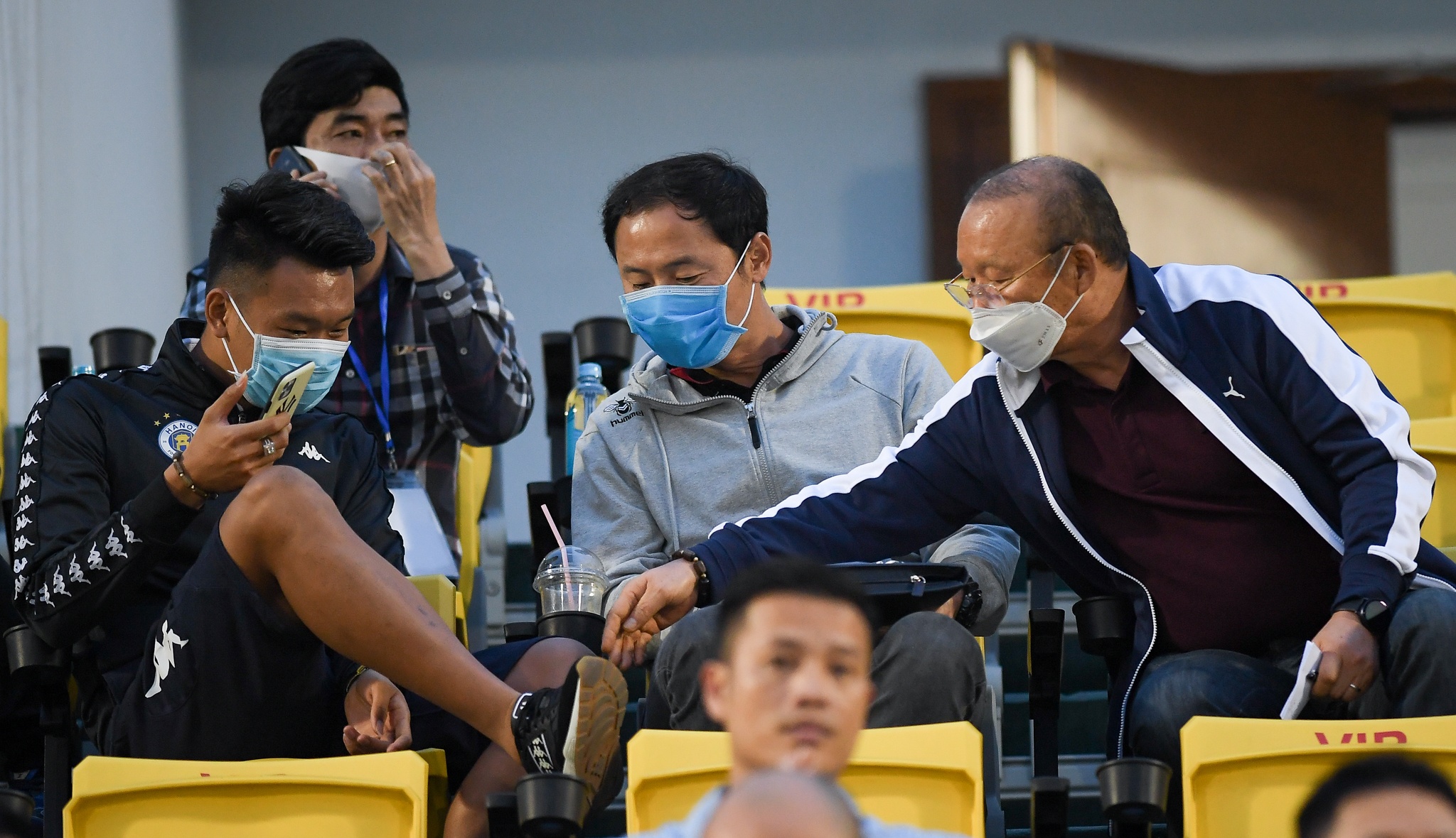 Thay Park hoi tham Thanh Chung khi toi xem tran dau o san Cam Pha hinh anh