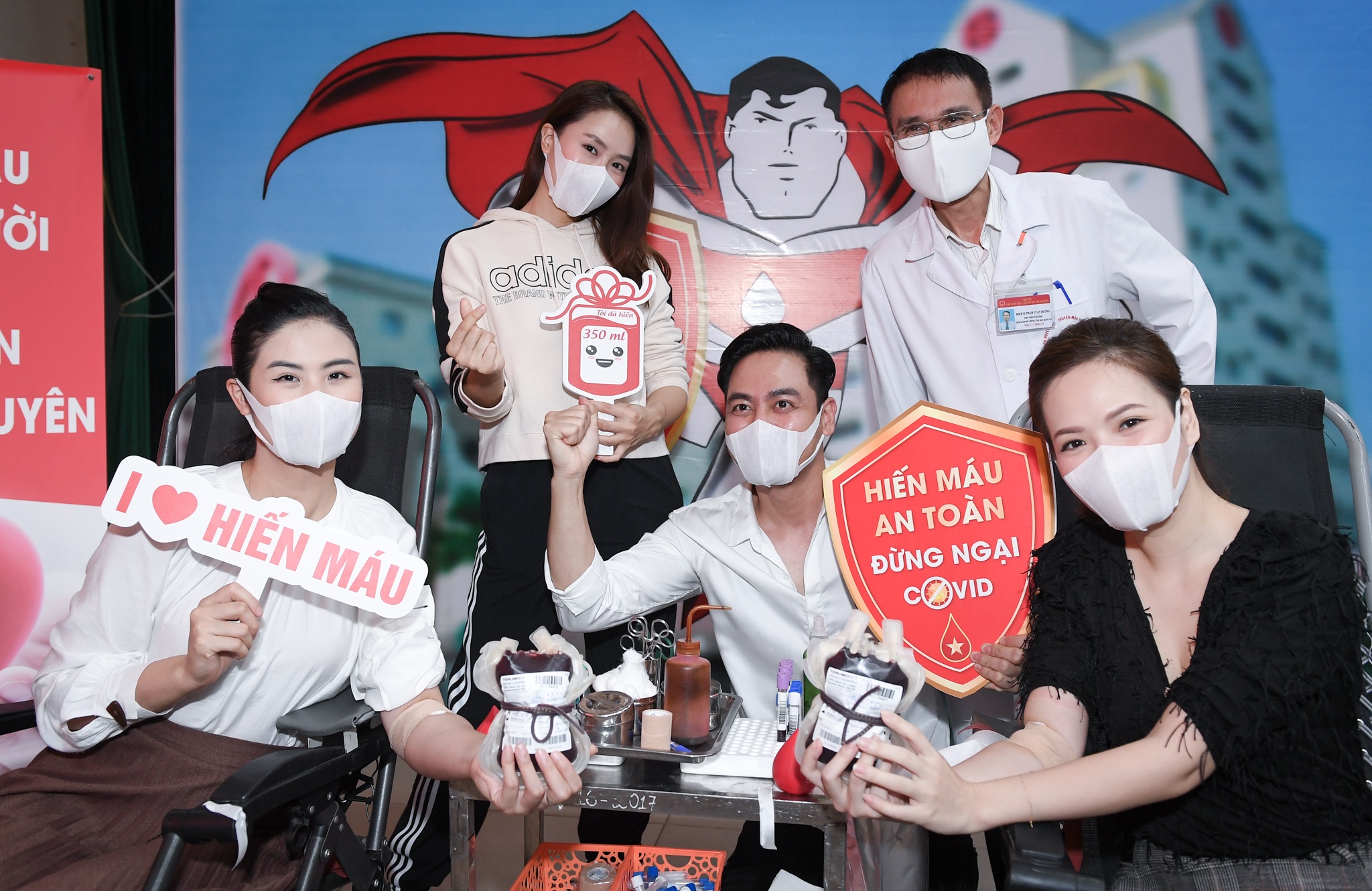 Phan Anh, Ngoc Han, Dan Le di hien mau trong mua dich Covid-19 hinh anh