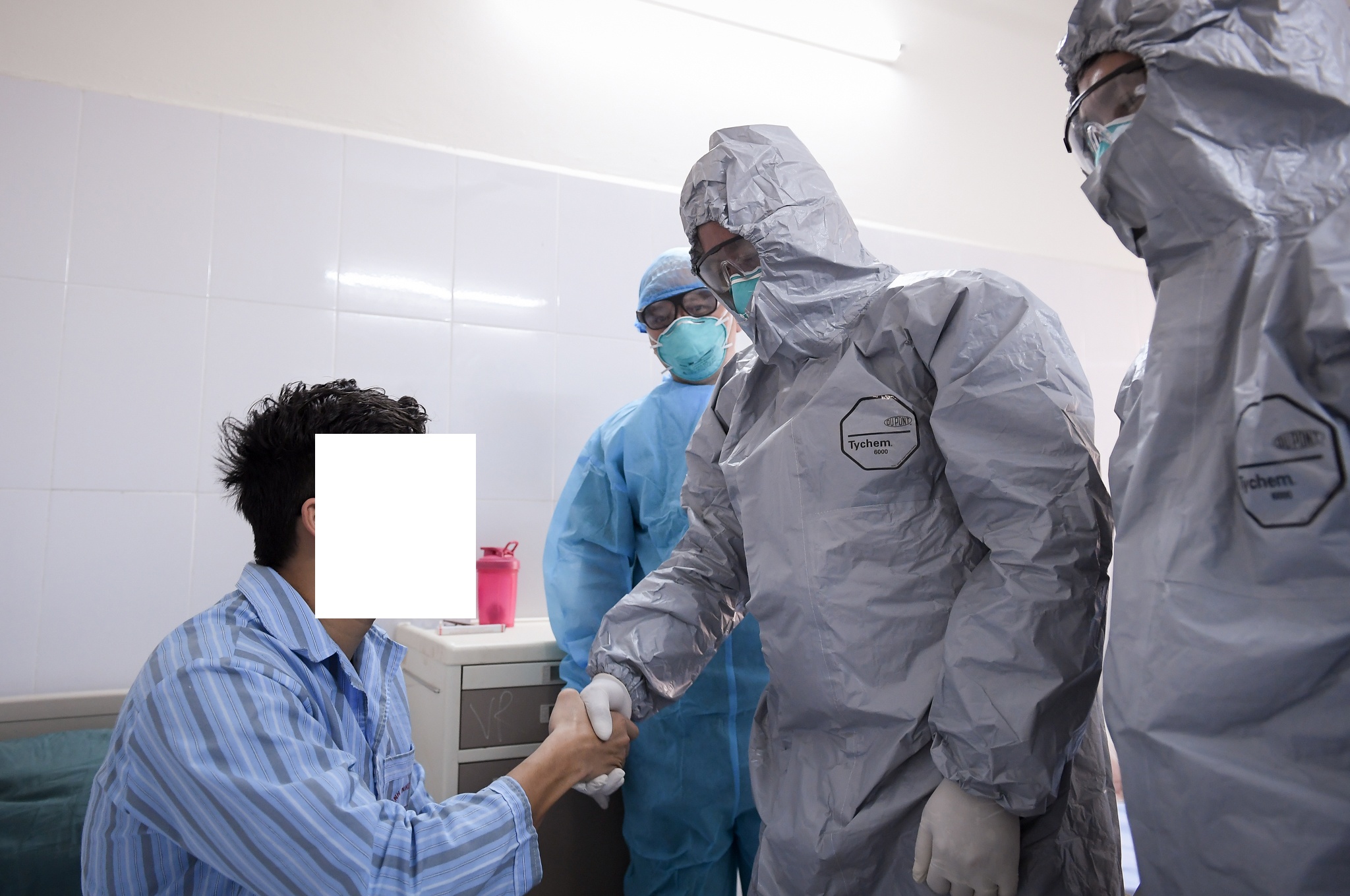 Thu truong Bo Y te tham bac sy mac Covid-19 anh 2