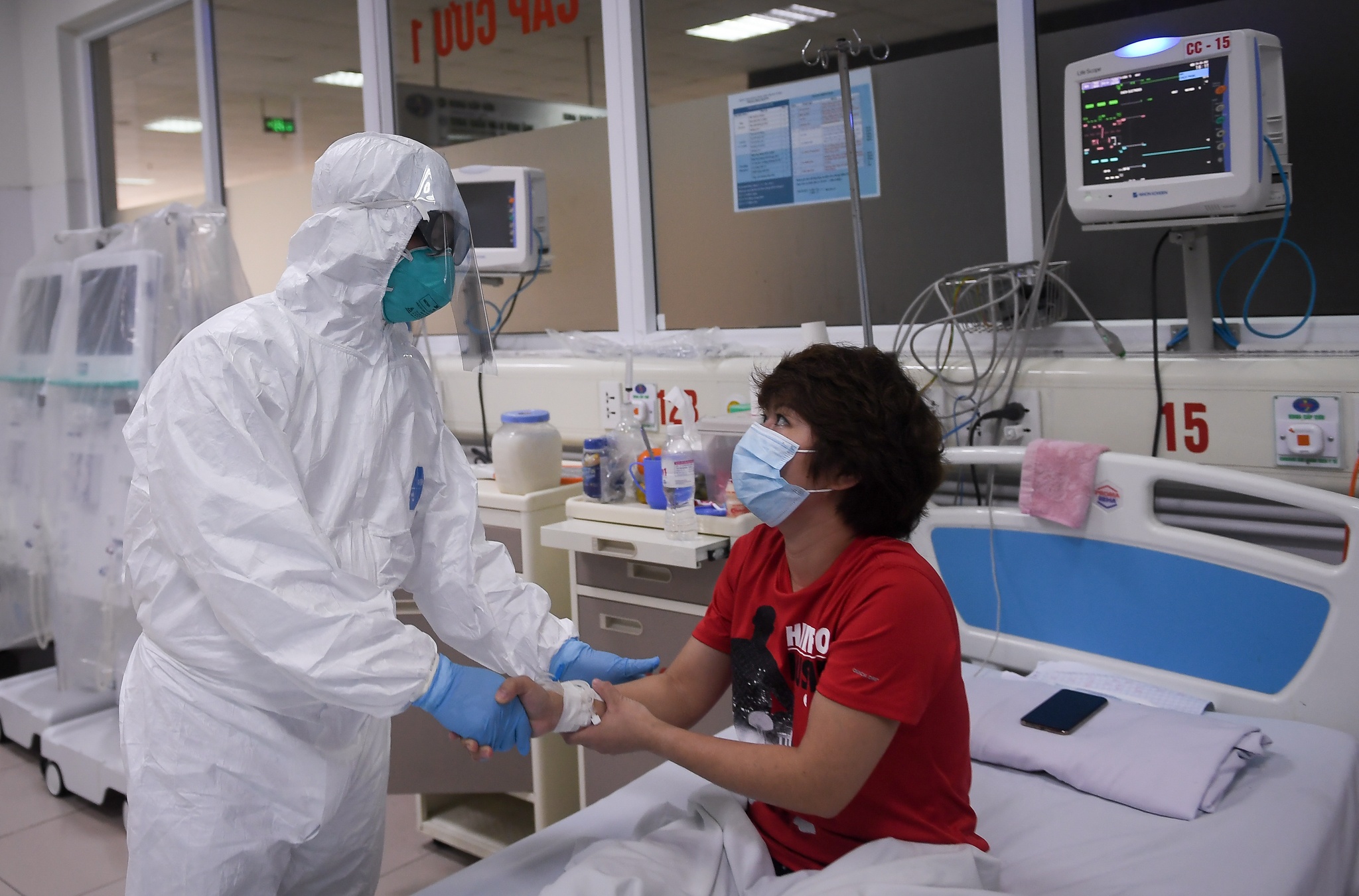 Thu truong Bo Y te tham bac sy mac Covid-19 anh 4