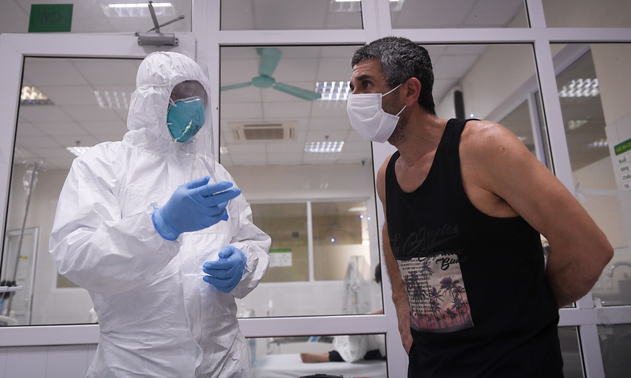 Thu truong Bo Y te tham bac sy mac Covid-19 anh 5