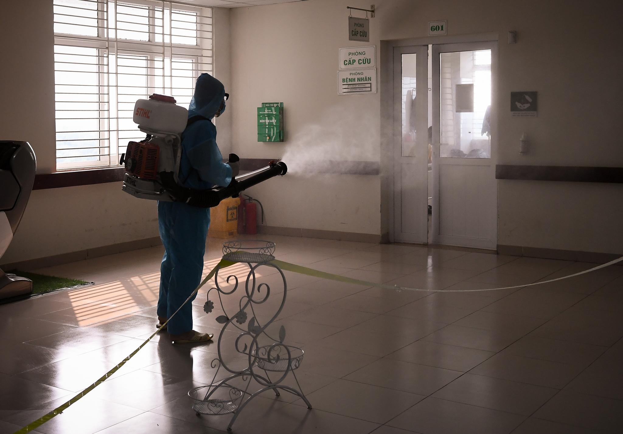 Thu truong Bo Y te tham bac sy mac Covid-19 anh 8