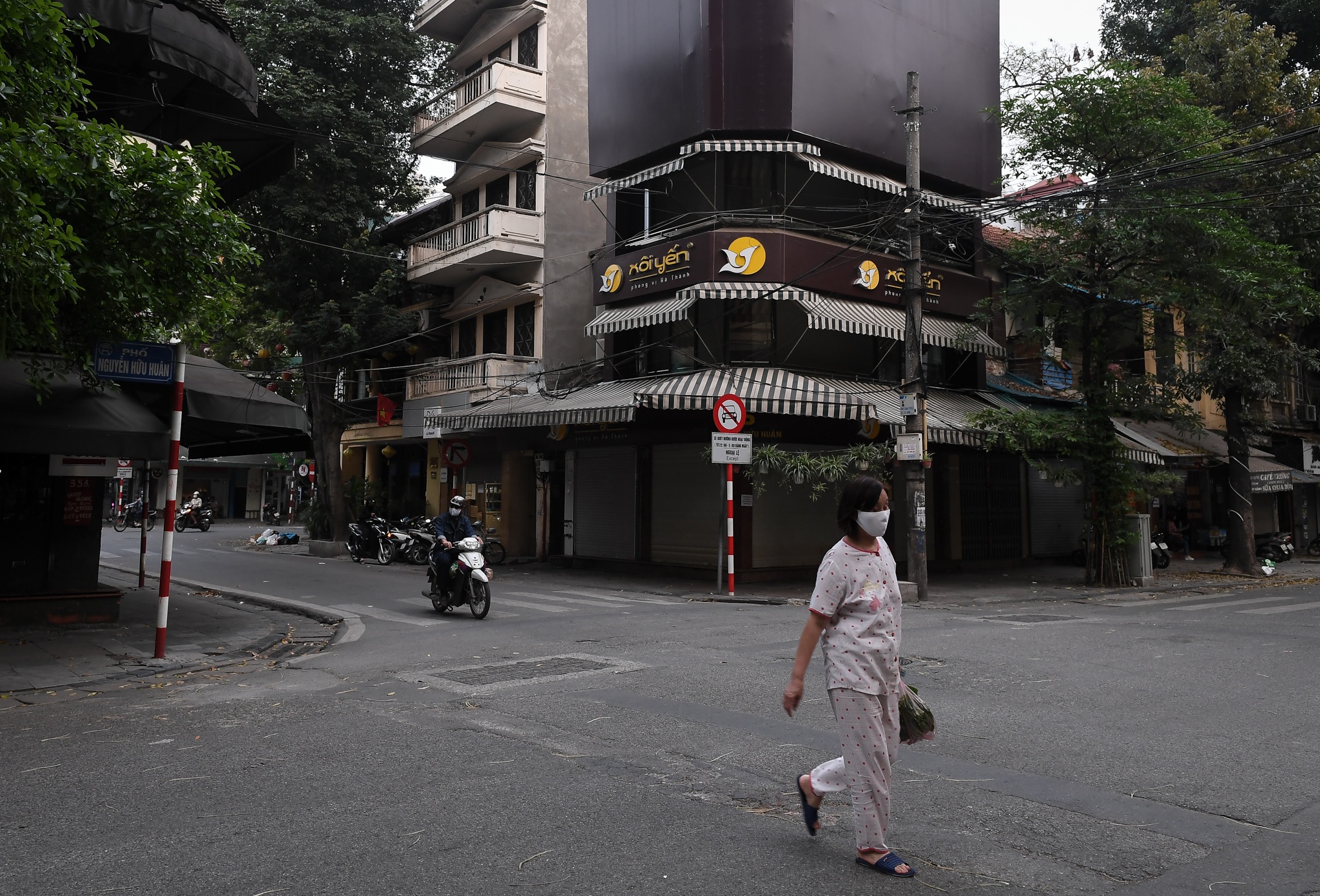 quan an noi tieng Ha Noi dong cua anh 1