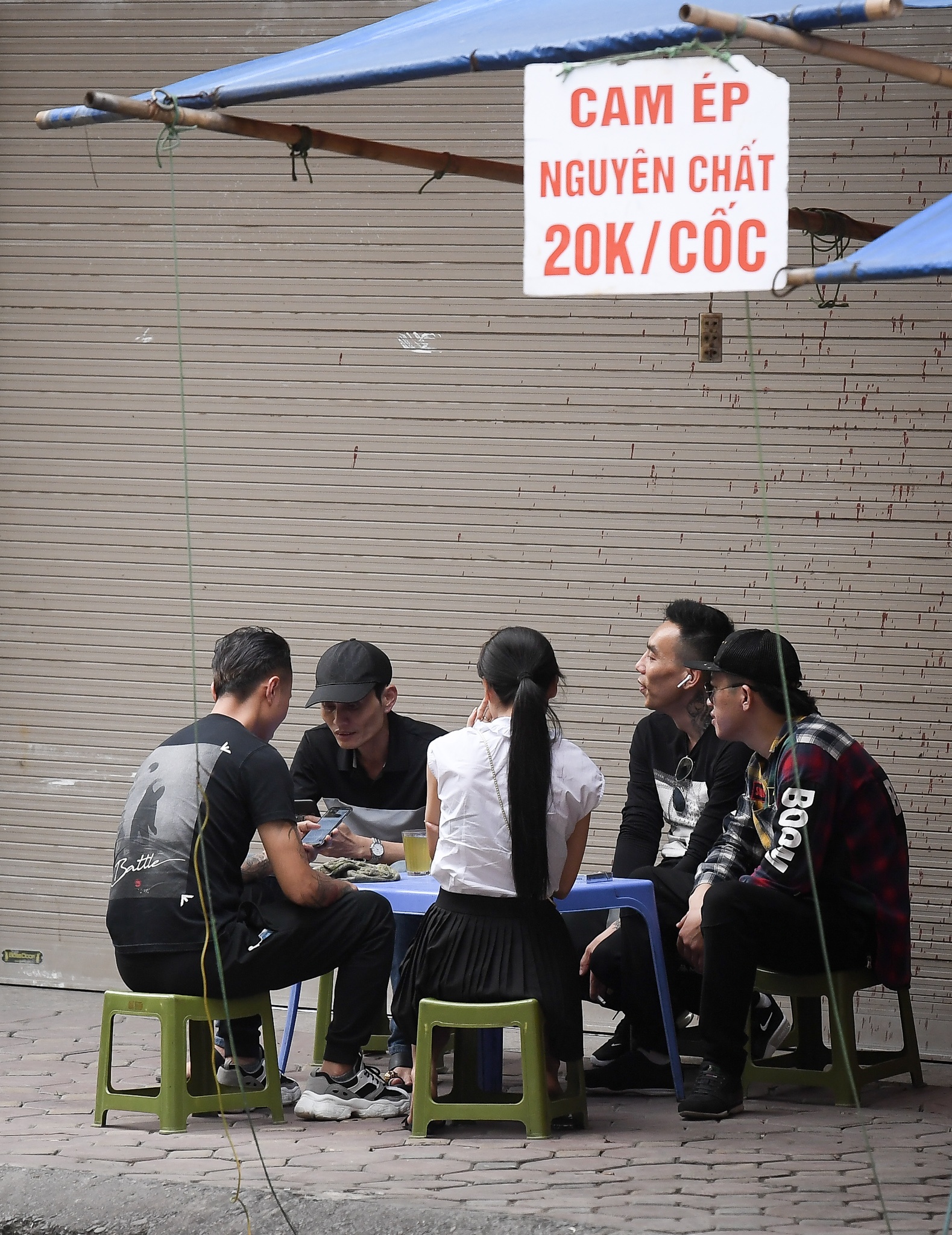 uong tra da giua mua dich anh 2