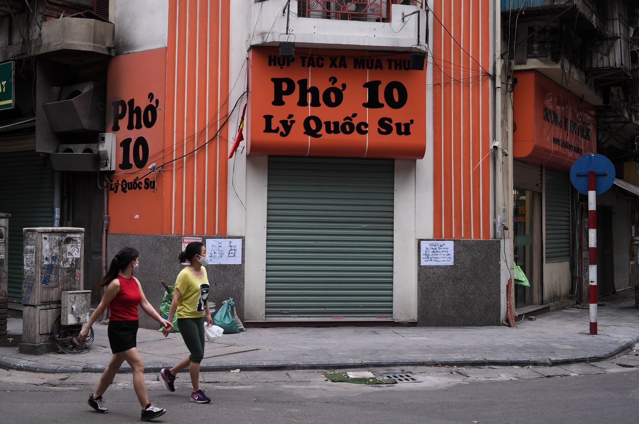quan an noi tieng Ha Noi dong cua anh 4