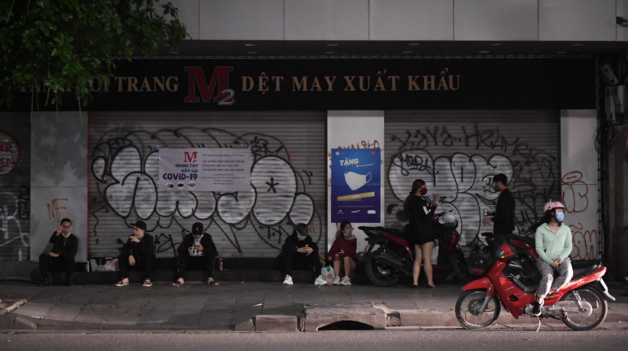 uong tra da giua mua dich anh 3