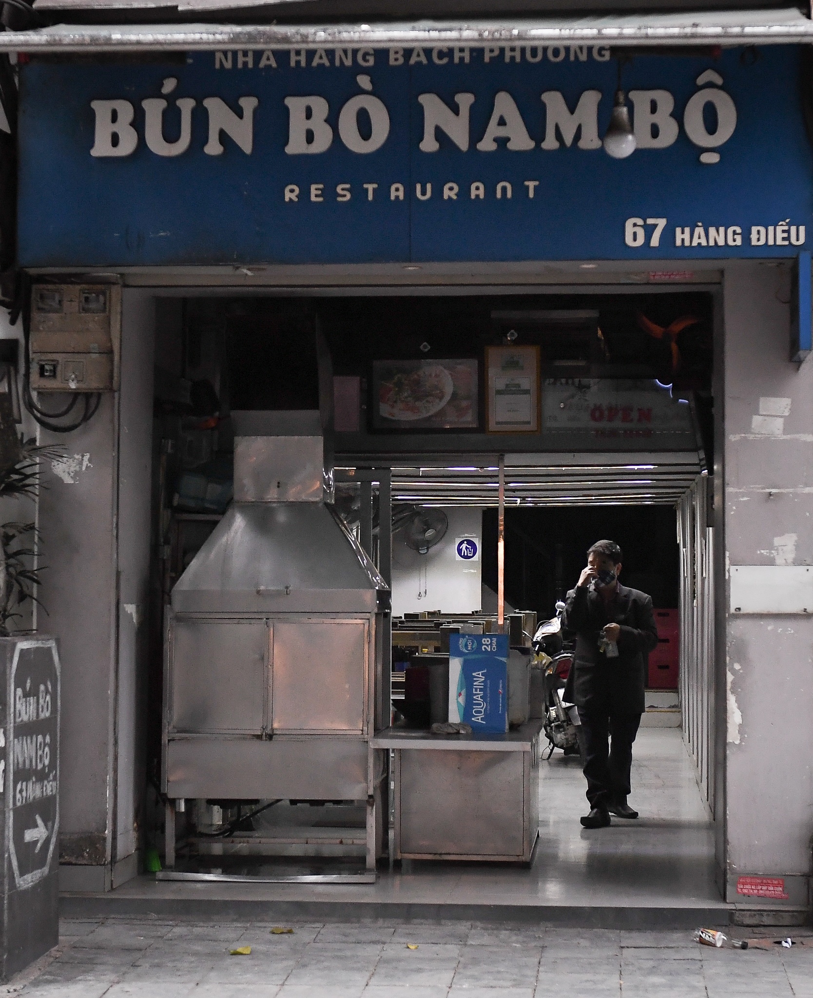 quan an noi tieng Ha Noi dong cua anh 7