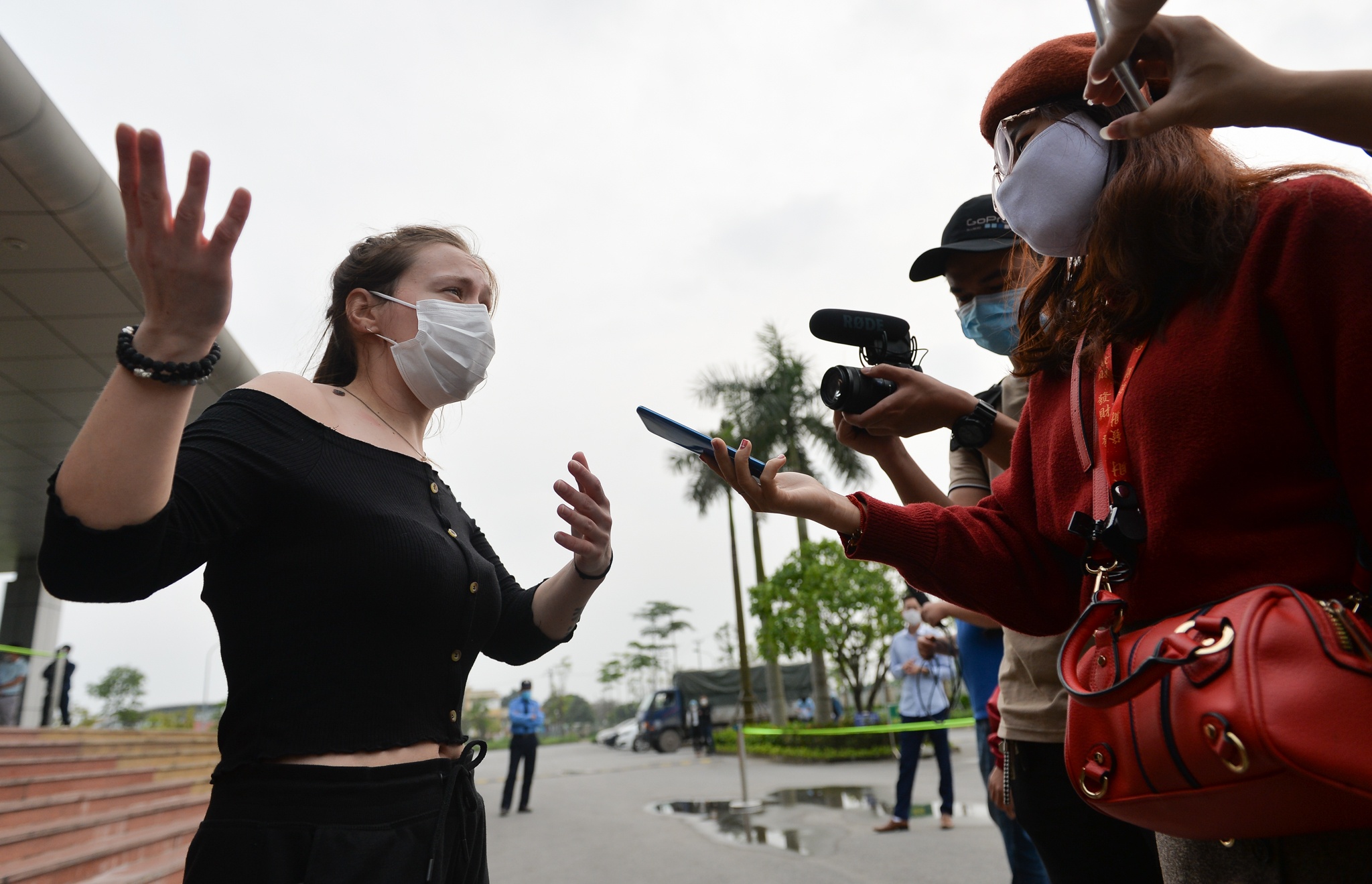 nu Y ta Phap khoi benh Covid-19 anh 2