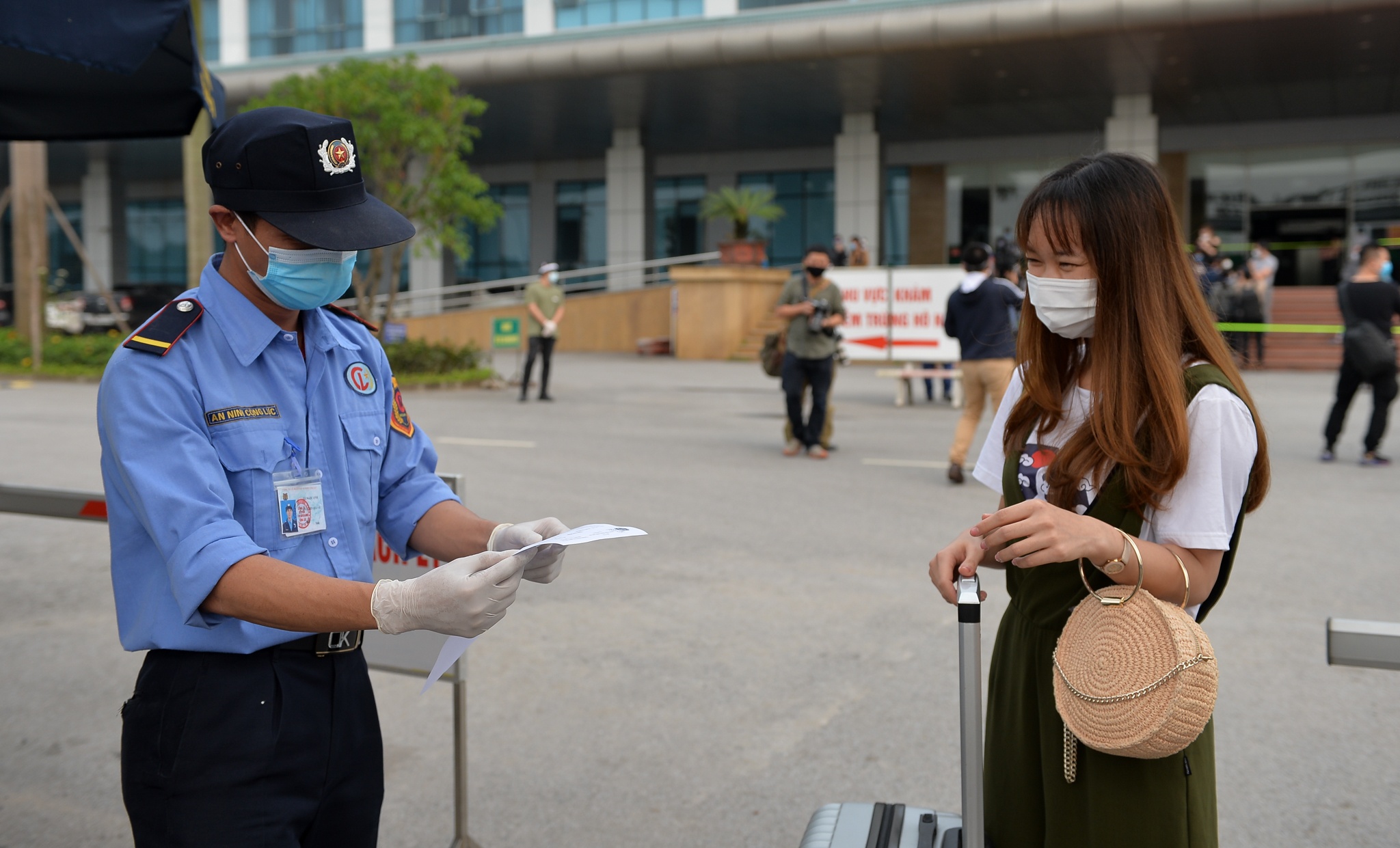 nu Y ta Phap khoi benh Covid-19 anh 8