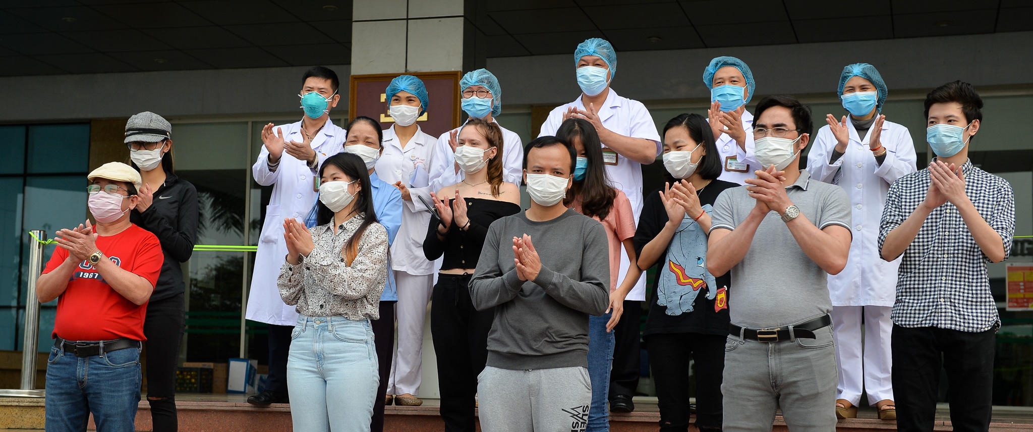 nu Y ta Phap khoi benh Covid-19 anh 9