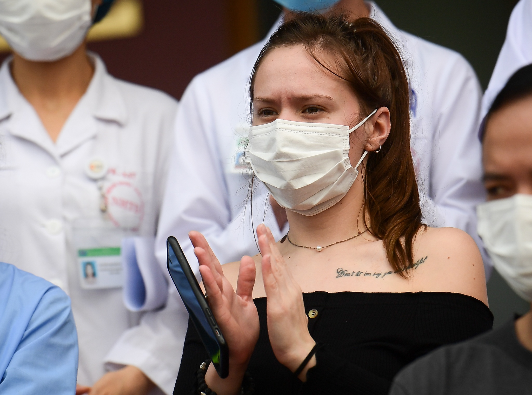 Nu y ta Phap mac Covid-19: 'O Viet Nam, toi duoc cham soc va dieu tri' hinh anh