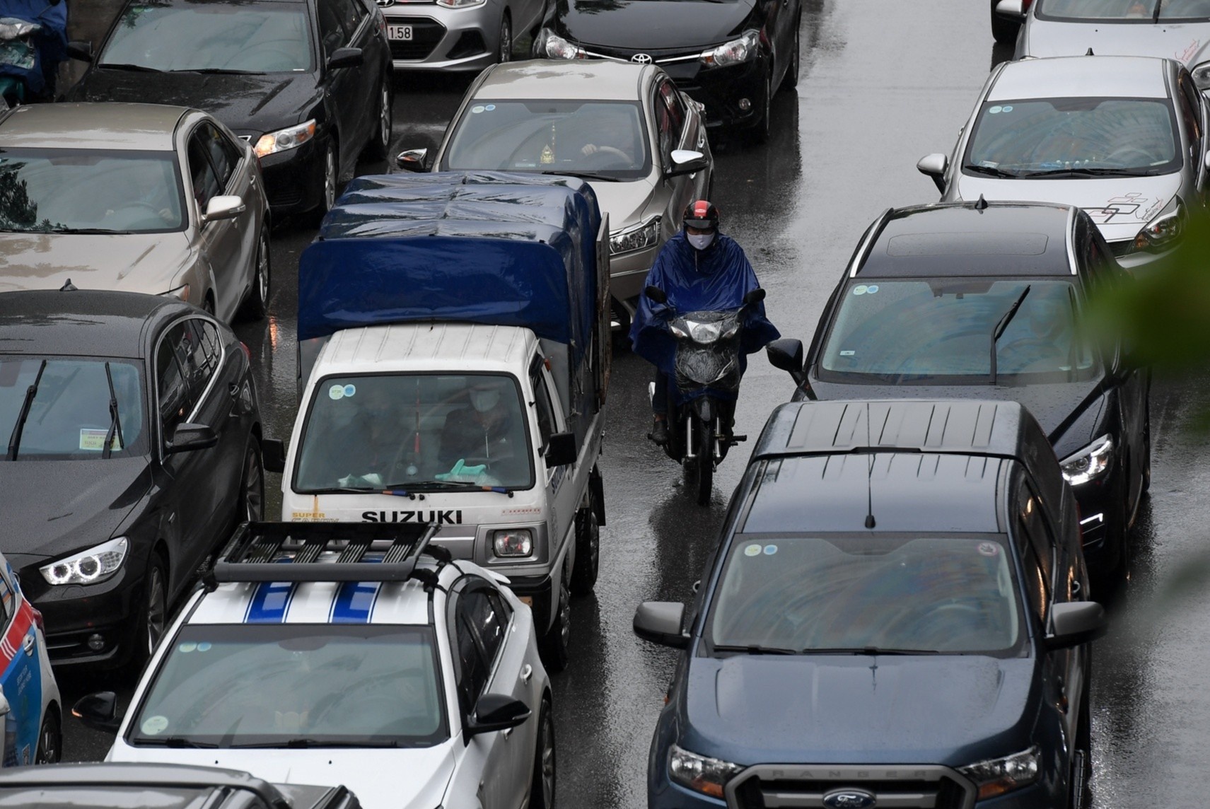 Xe may len loi giua 'rung' oto trong ngay mua ret hinh anh