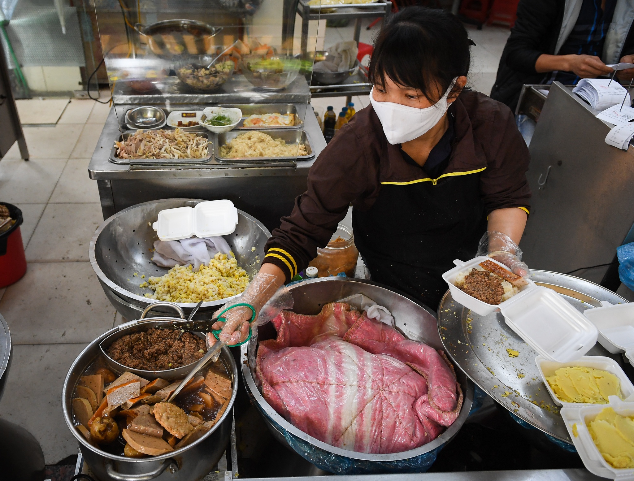 Quan an noi tieng thu do vang khach khi mo lai hinh anh