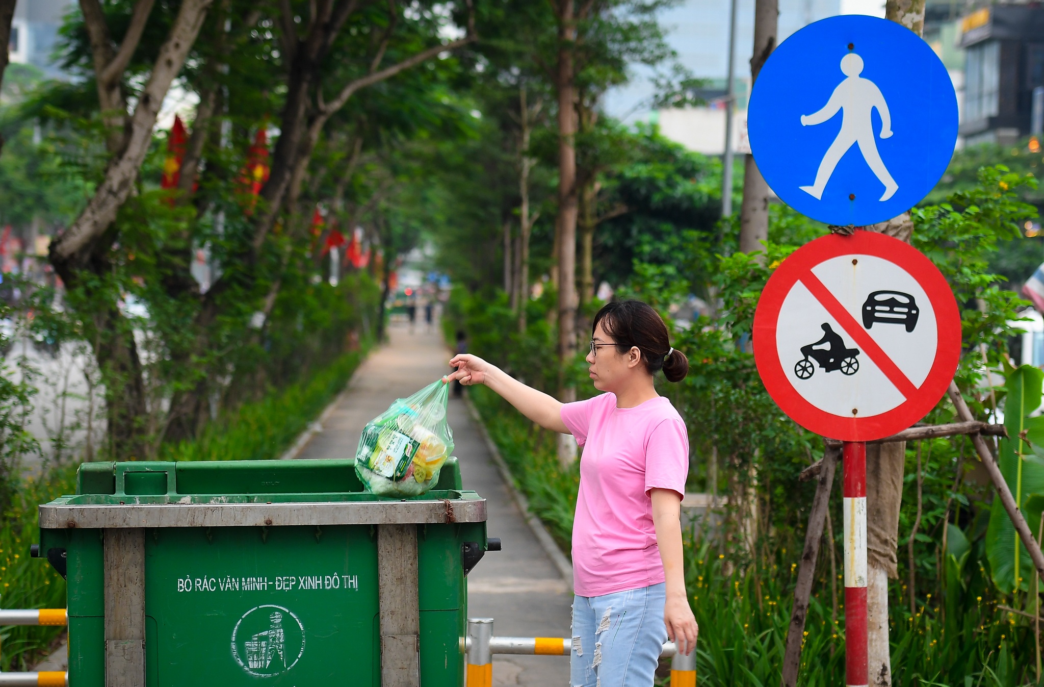 tuyen duong di bo rop bong cay xanh anh 10