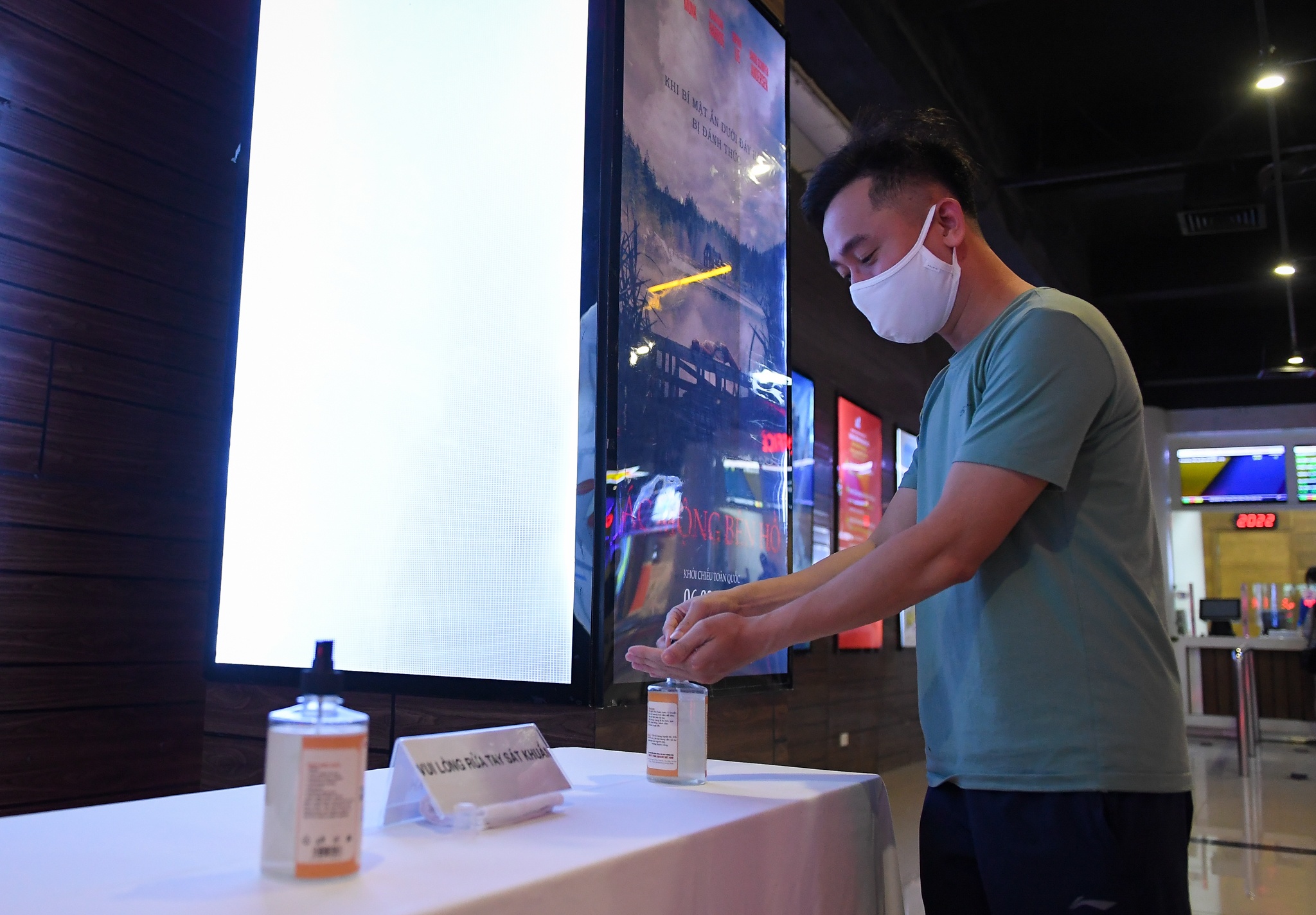 rap chieu phim thuc hien gian cach anh 2