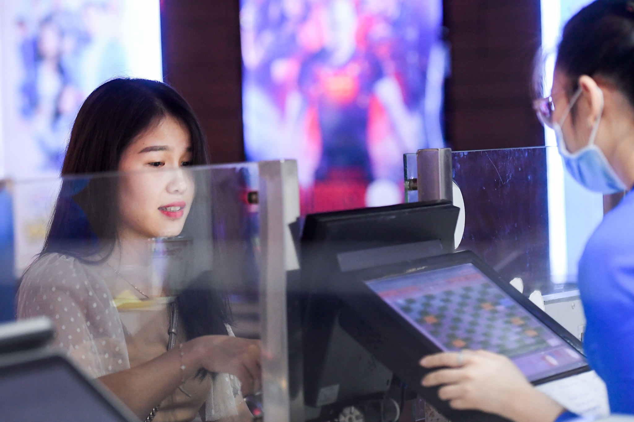 rap chieu phim thuc hien gian cach anh 4