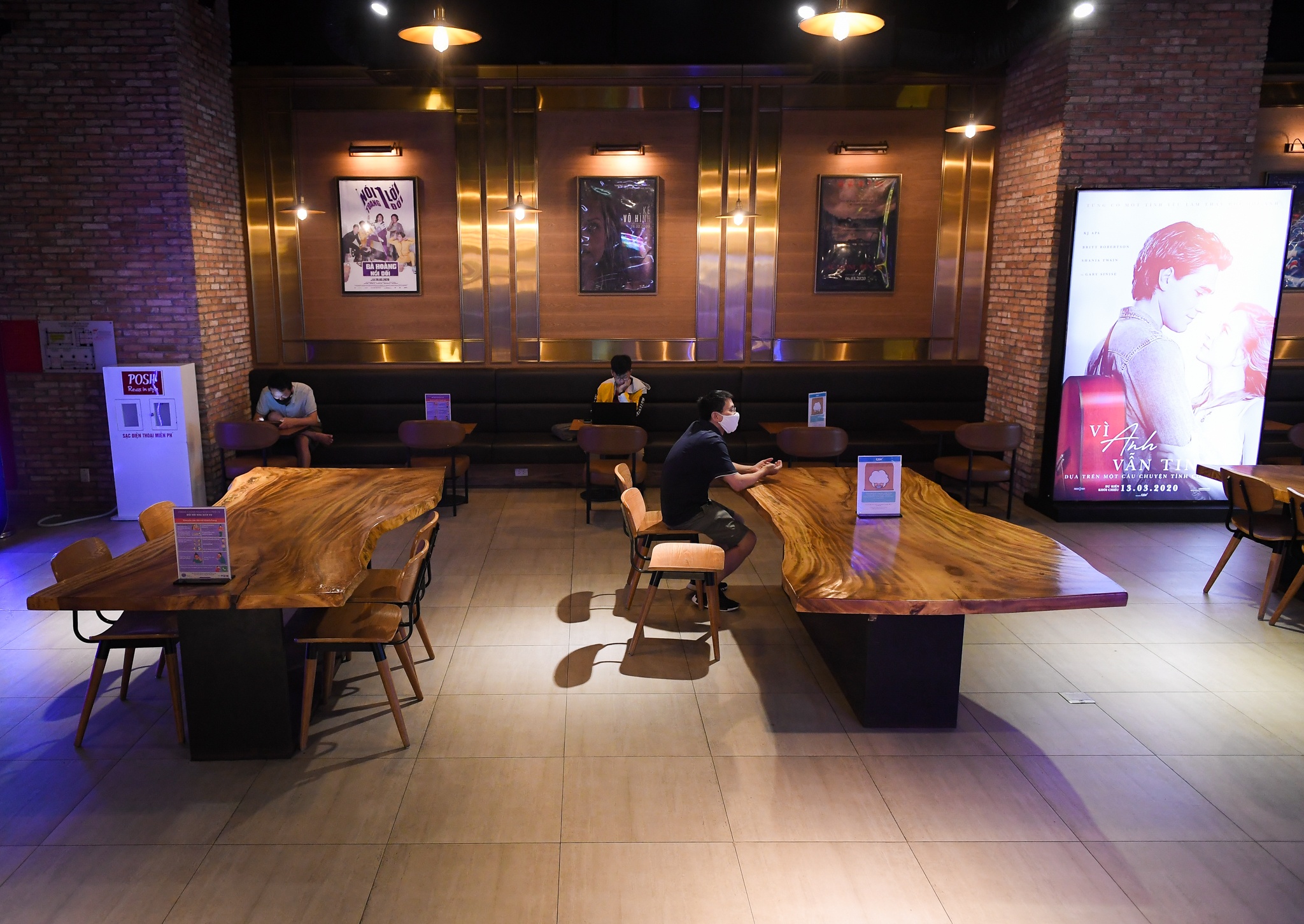 rap chieu phim thuc hien gian cach anh 6